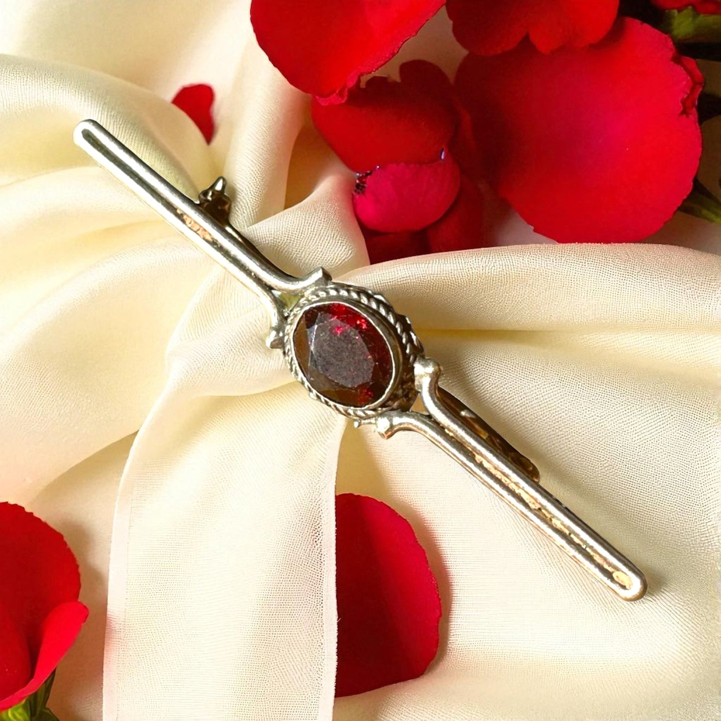 Spilla in argento con granato ed inclusione naturale, ca fine anni ‘40