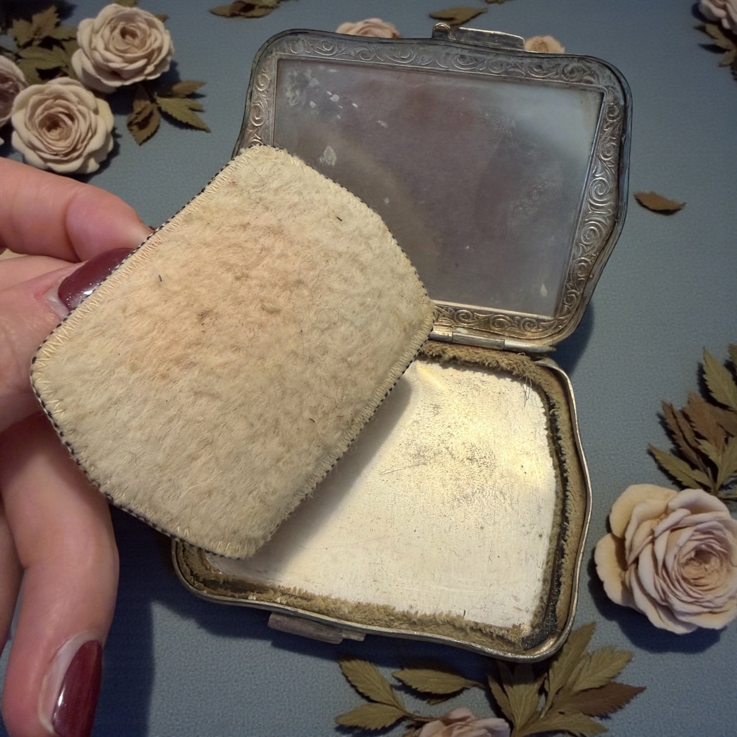 Antico porta cipria placcato argento con piumino d’epoca