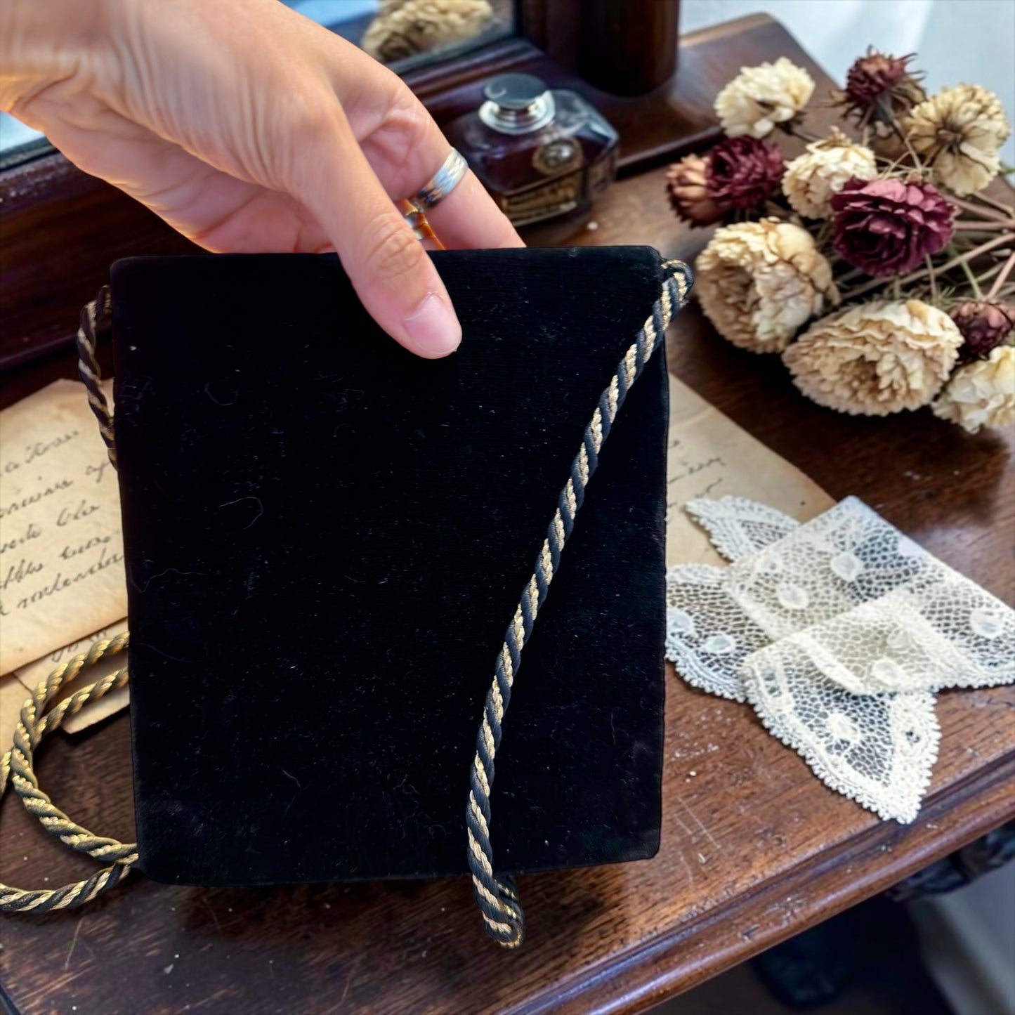 Borsa gioiello in velluto con pavone ricamato in canutiglia, anni ‘50-‘60