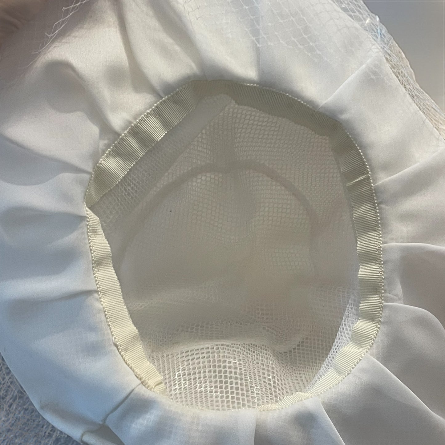 Cappello vintage da sposa sartoriale con fiori in tessuto