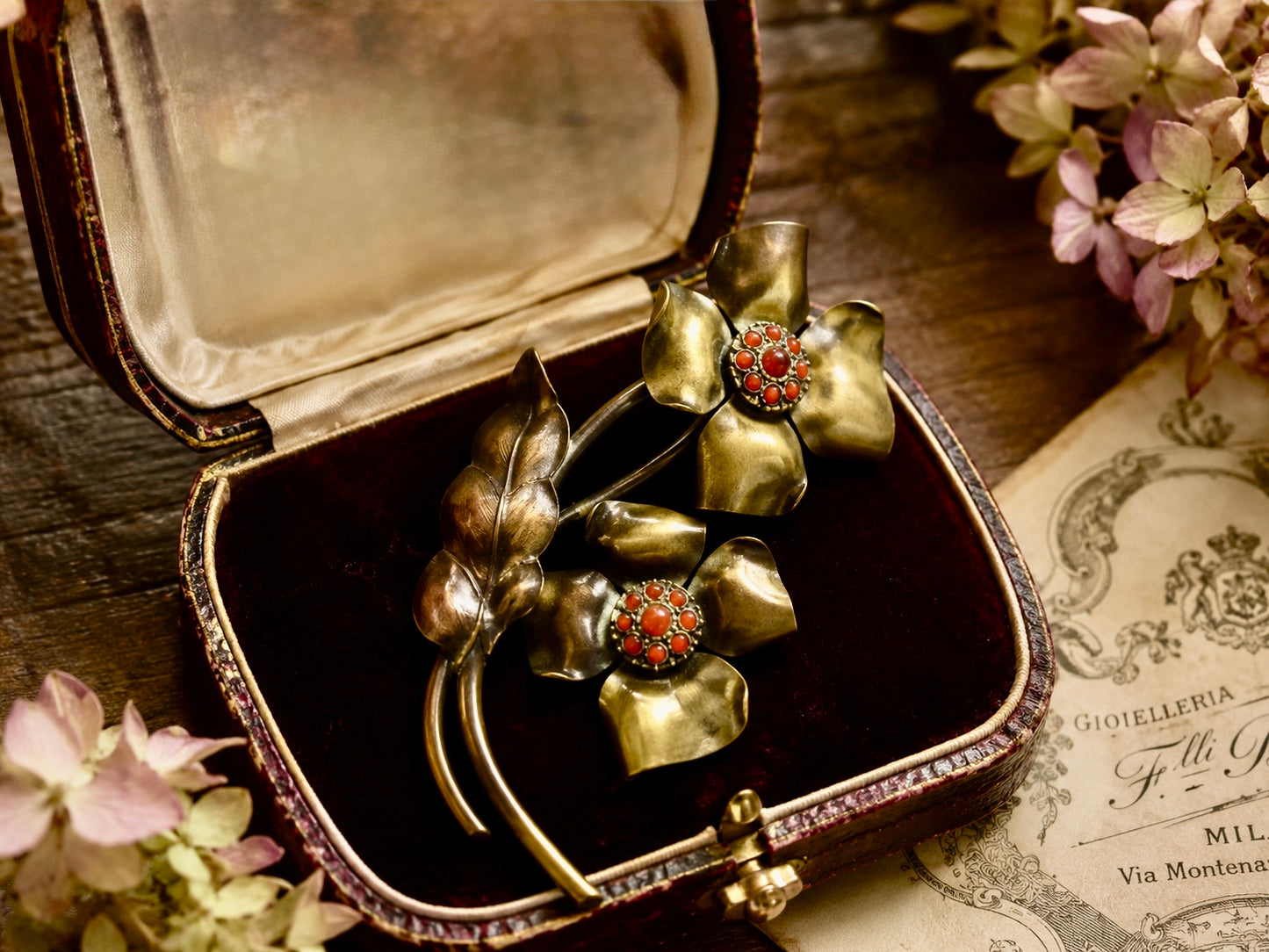 Grande Spilla anni ‘50 con cabochon corallo ￼