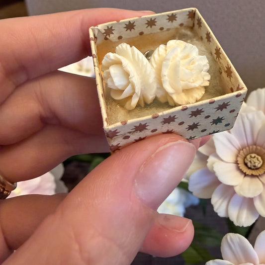 Splendidi orecchini a vite a guisa di rose intagliate, anni ‘20