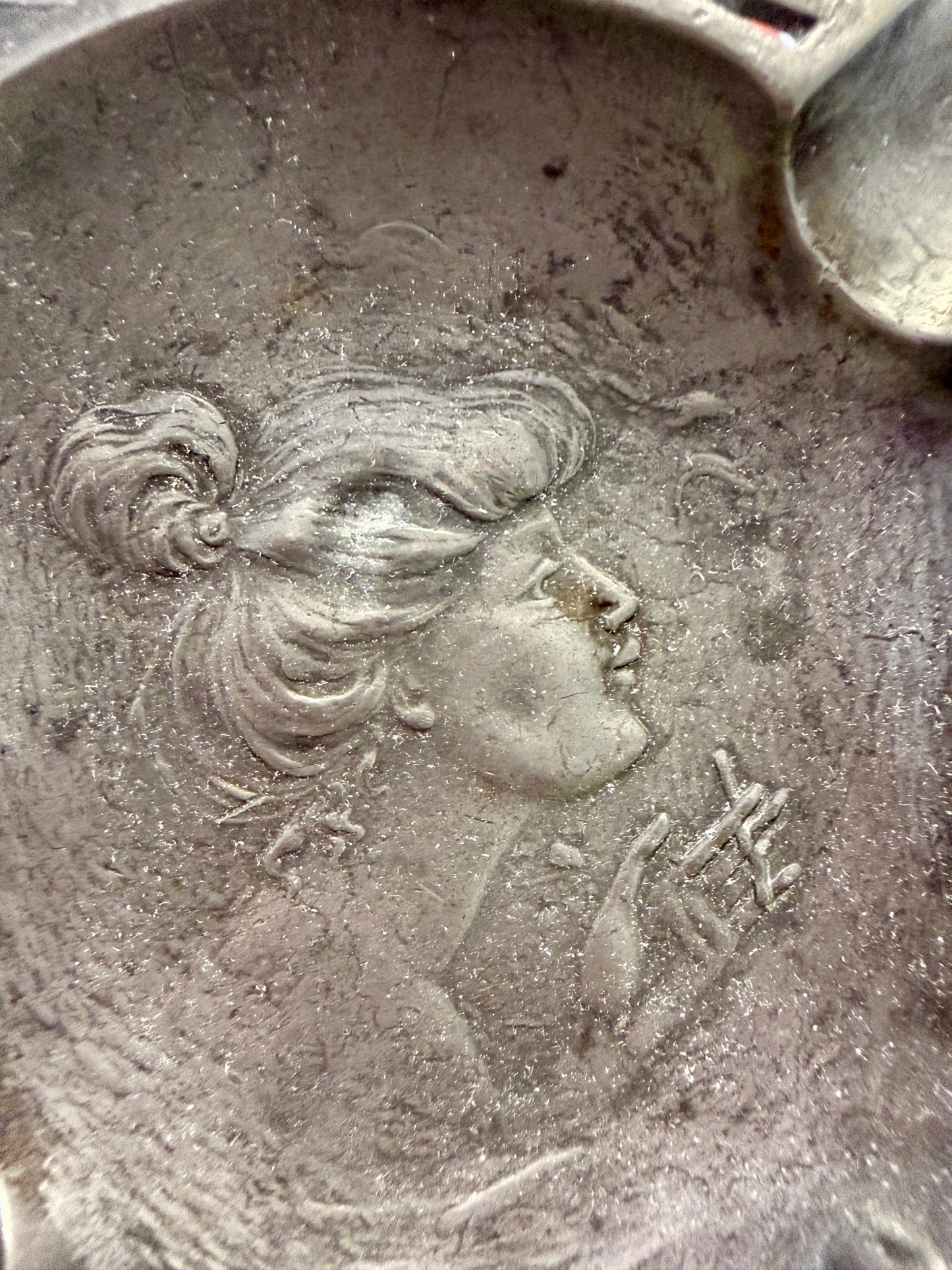 Posacenere Art Nouveau con ritratto di femme nouvelle alla Mucha, primi ‘900