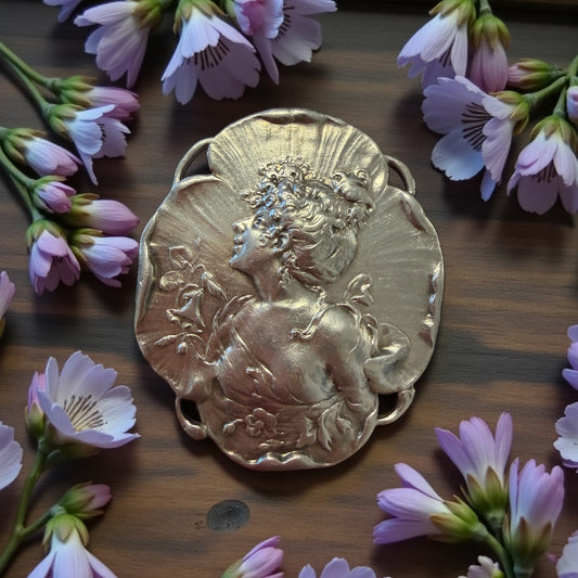 Pendente-spilla Art Nouveau I metà scorso secondo, volto di donna alla Mucha in Viola del pensiero