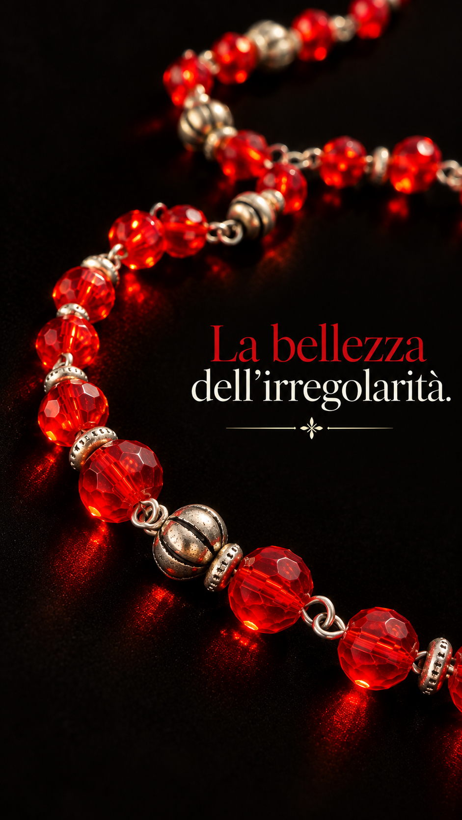 Collana vintage in perline di vetro sfaccettato rosso vivo con elementi argentati
