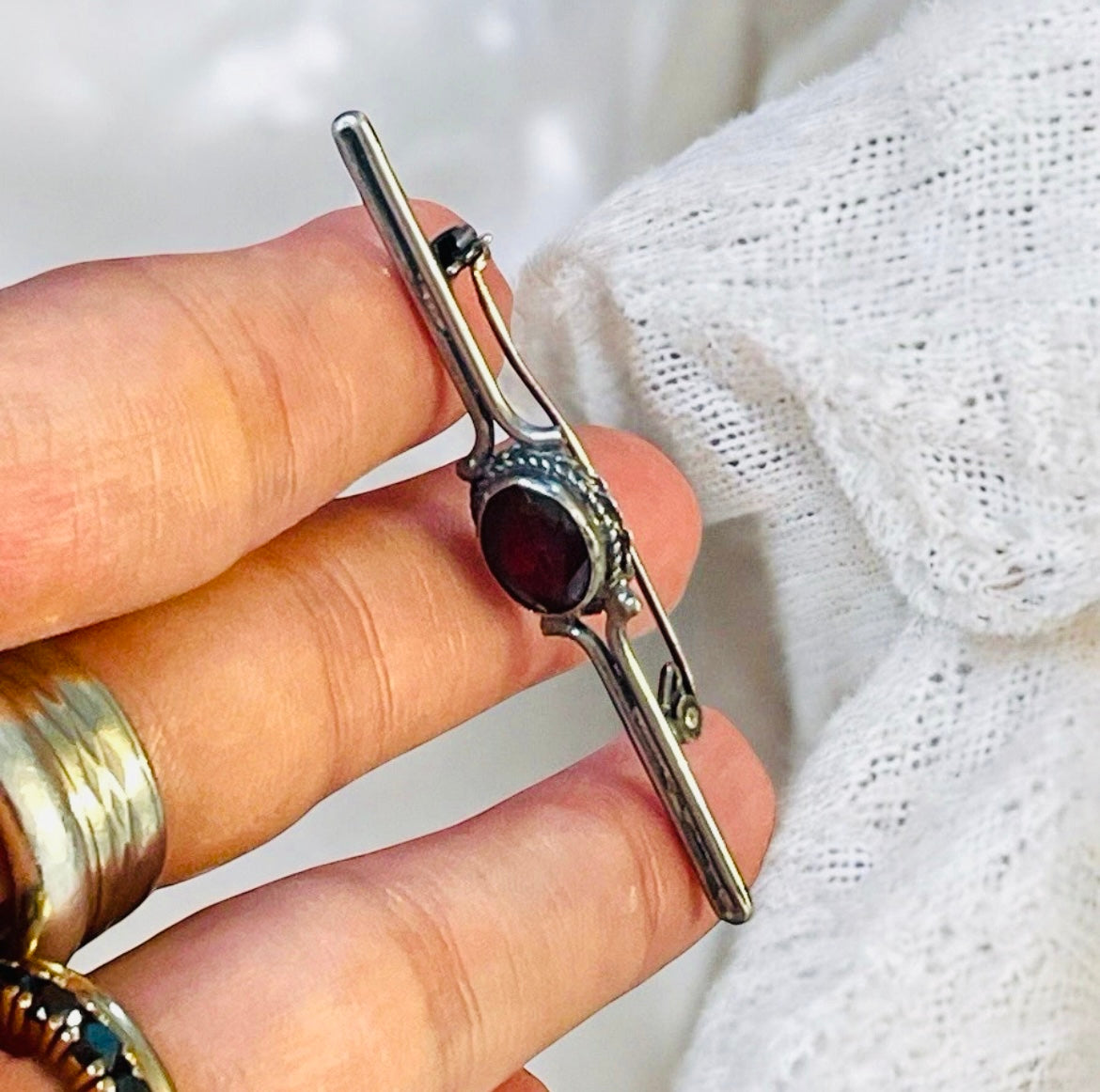 Spilla in argento con granato ed inclusione naturale, ca fine anni ‘40