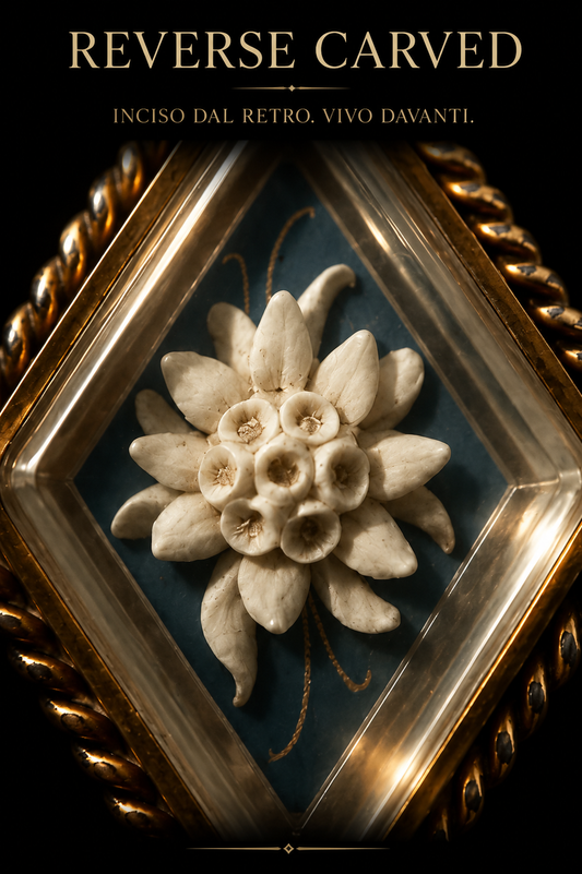 Pendente antico in lucite Reverse Carved con stella alpina anni ‘40