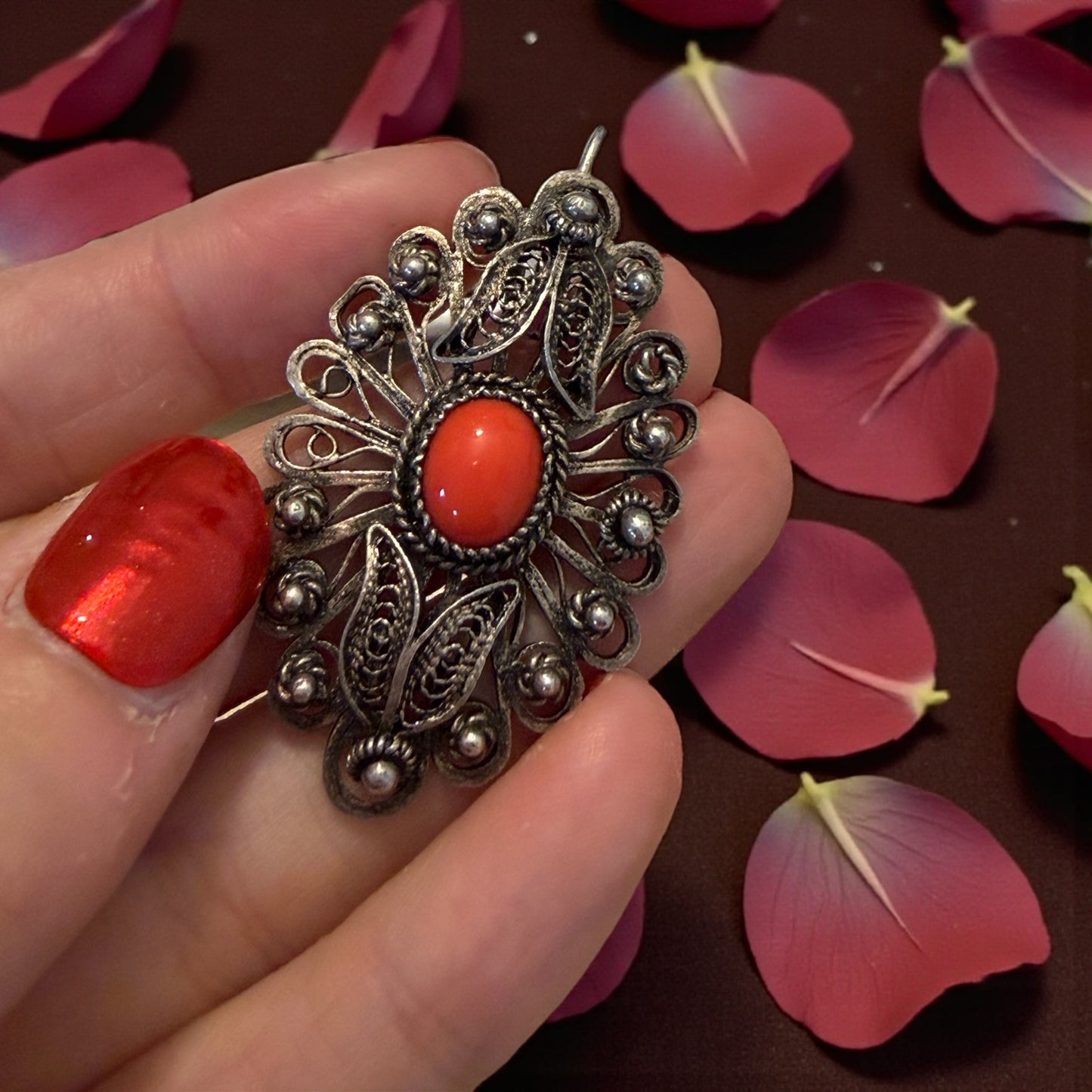 Antico ciondolo pendente in filigrana d’argento con cabochon di corallo ricostituito, prima metà ‘900