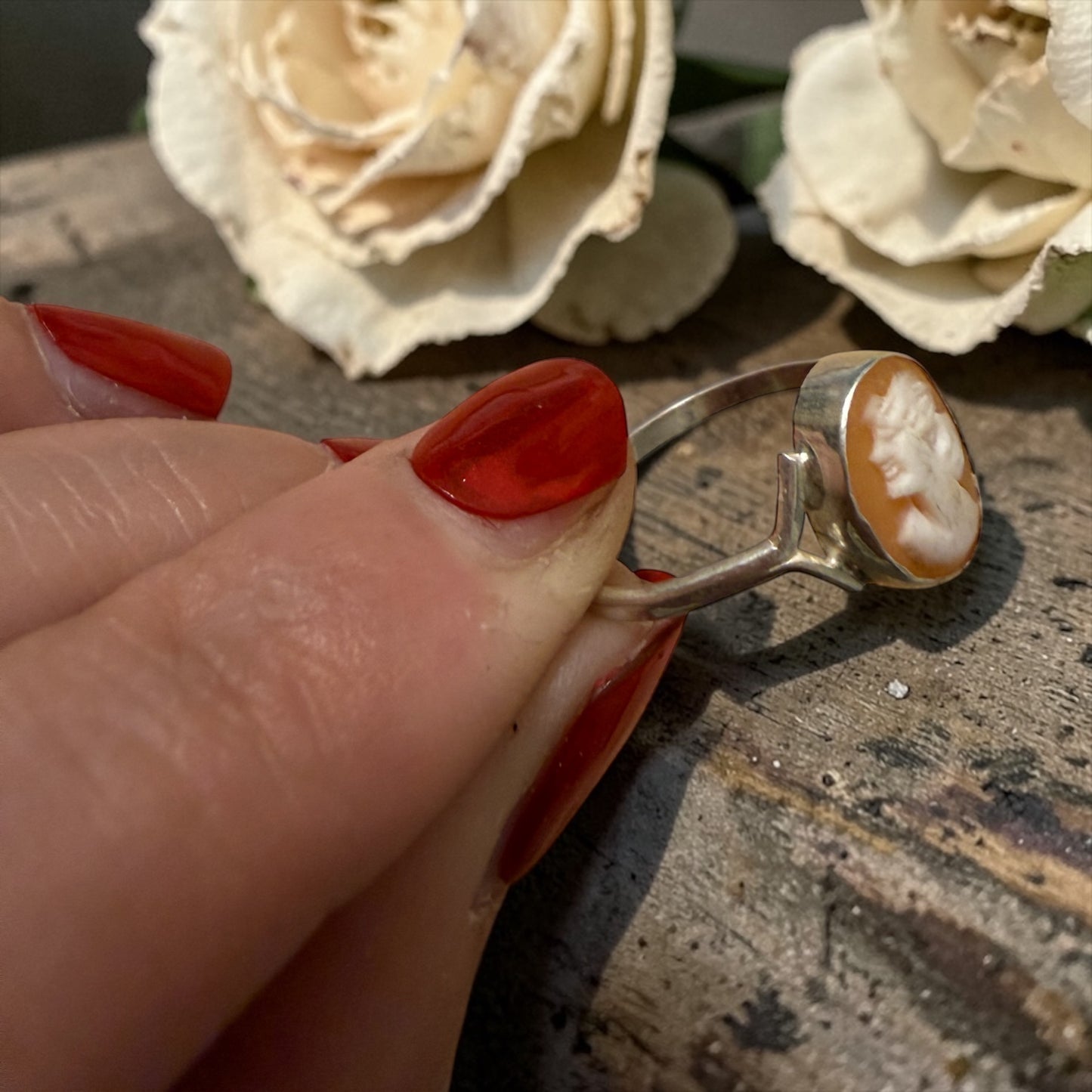 Anello in argento 800 con piccolo cammeo su conchiglia, italiano, anni ‘40-‘50