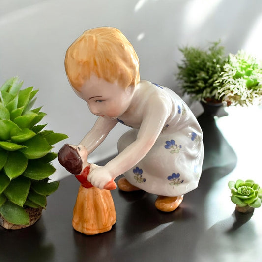 Porcellana bimba con bambola, probabile produzione cecoslovacca anni ‘50