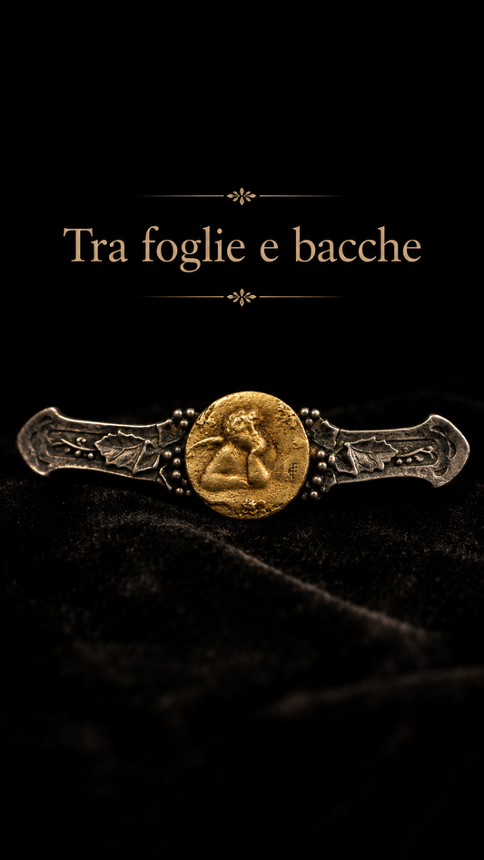 Splendida spilla in argento con medaglione e cherubino, 36 mm, Art Nouveau