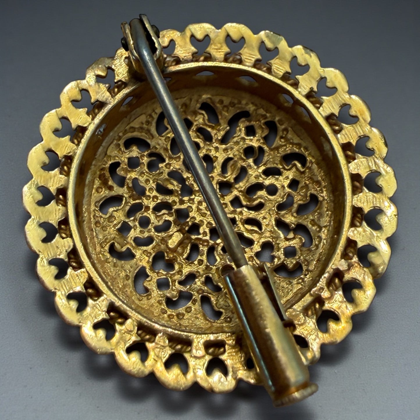 Spilla in filigrana placcata oro firmata, manifattura tedesca anni 60