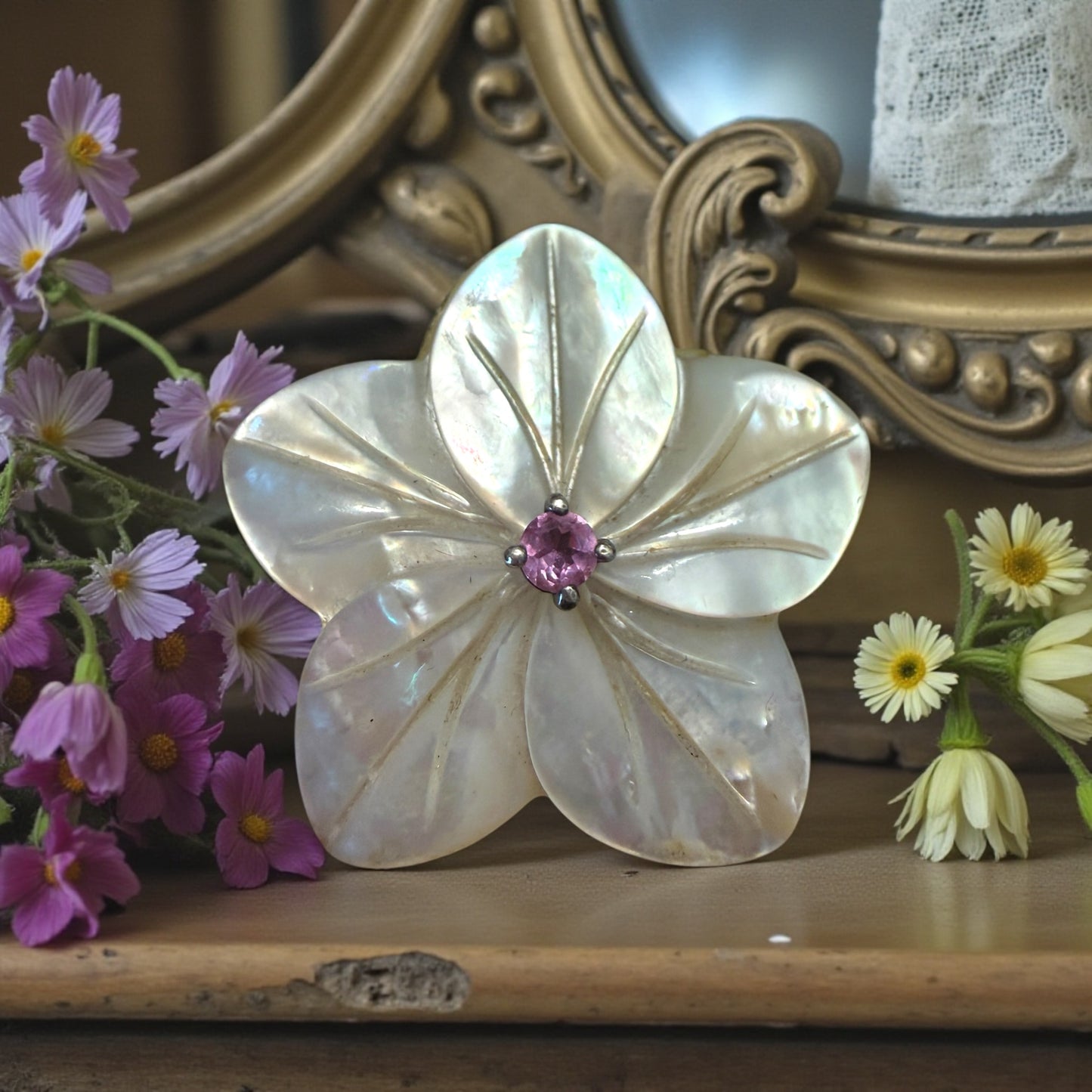 Pendente in madreperla a guisa di fiore montato in argento con cristallo centrale rosa