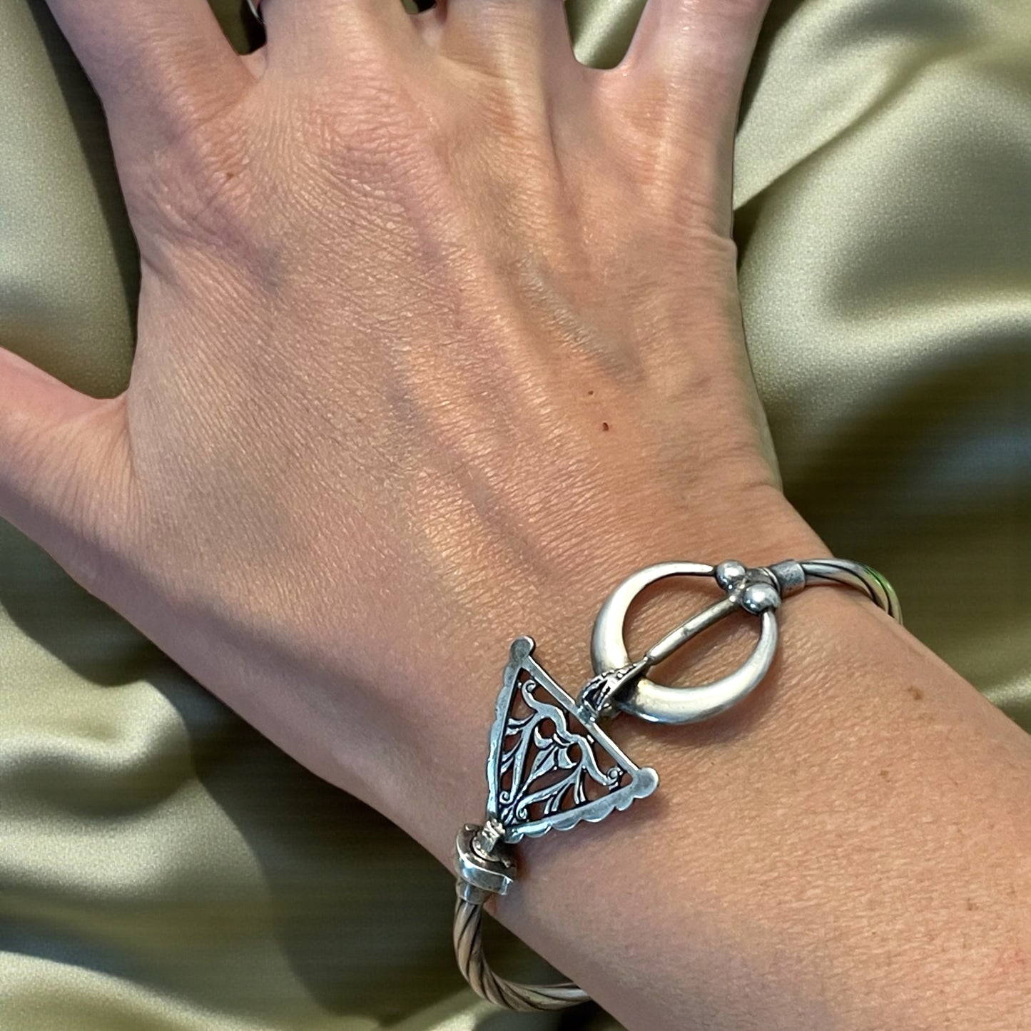 Bracciale tedesco in argento ottocento con fibula, anni ‘70