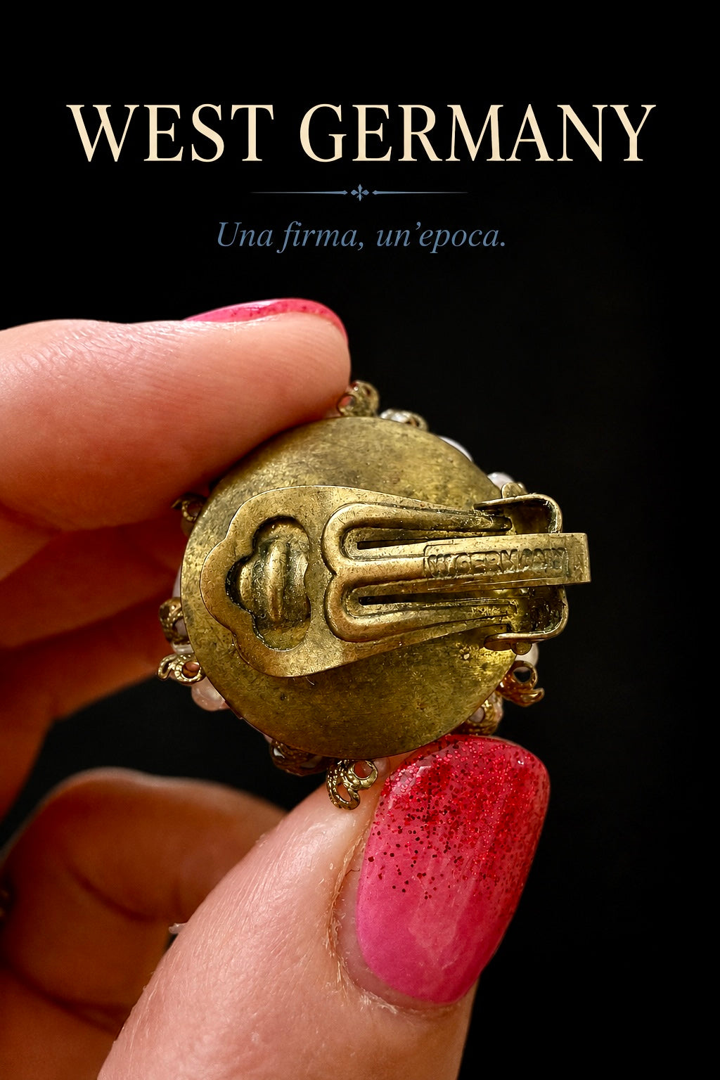 Orecchini clip firmati West Germany anni ‘50-‘60 con chips in vetro azzurro latte