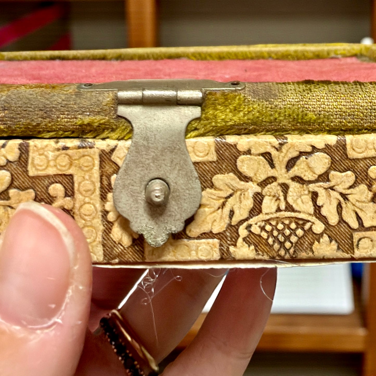 Antico cofanetto completo necessaire set da cucito in argento e ferro, 1890-1910 Italia