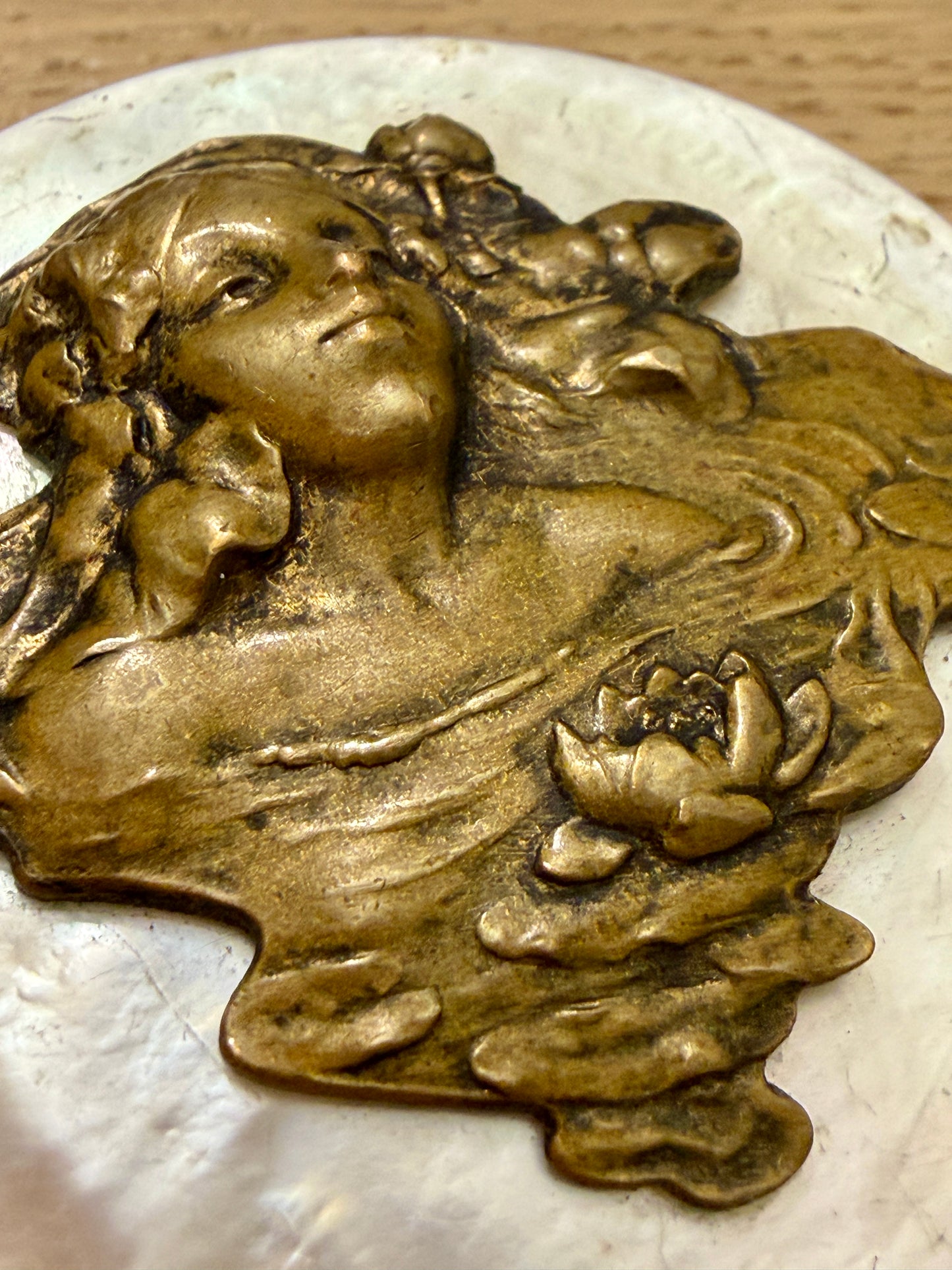 Gioiello grande clip per abiti Liberty, madreperla e ritratto a rilievo, primo ‘900