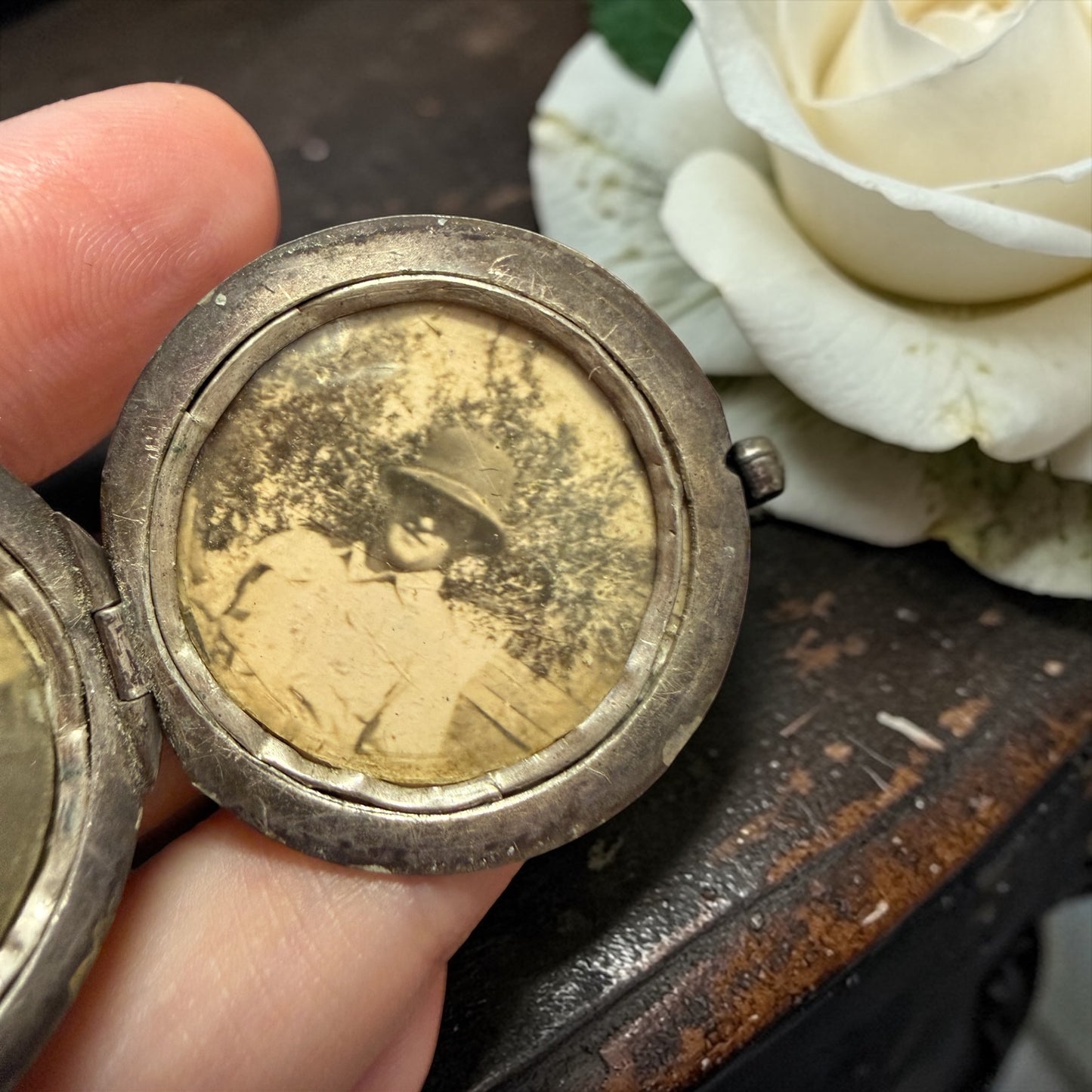 Gioiello pendente locket in argento francese, bifacciale, Art Nouveau con due fotografie d’epoca