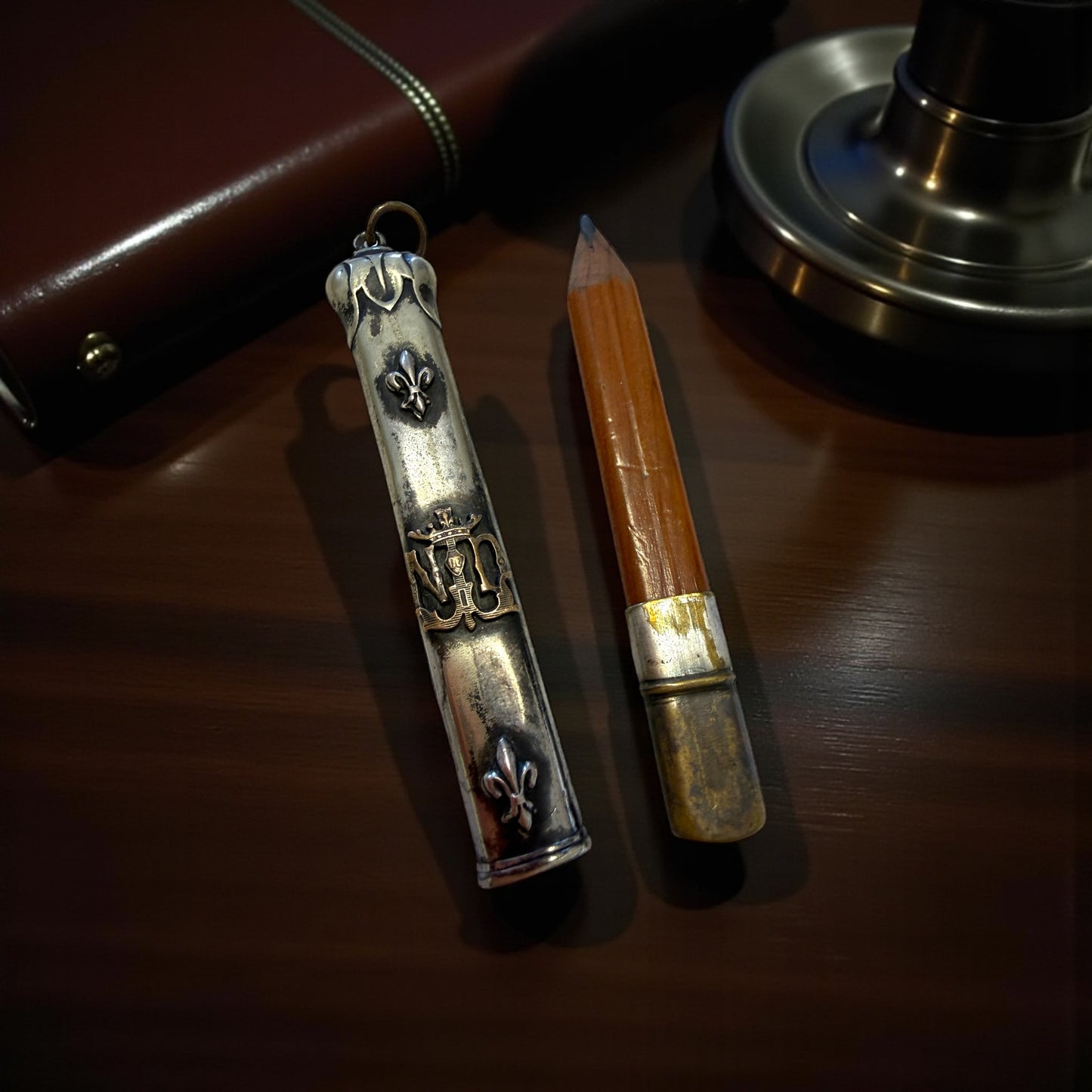 Porte crayon con monogramma e fleurs de lils, fine ‘800