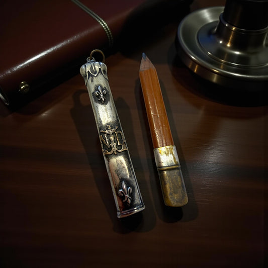 Porte crayon con monogramma e fleurs de lils, fine ‘800