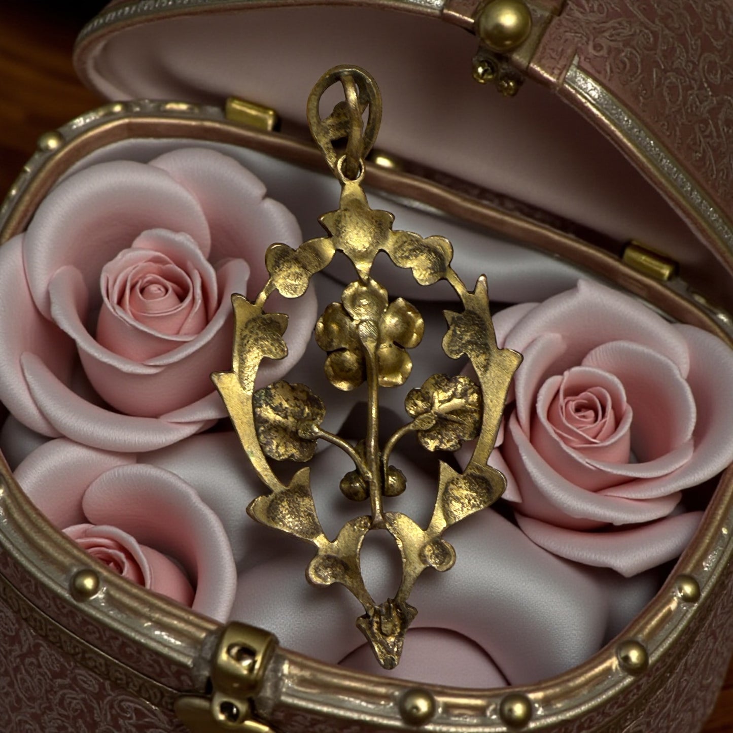 Pendente gioiello antico tardo ‘800 con rosa e vetri tagliati a brillante, prob princisbecco