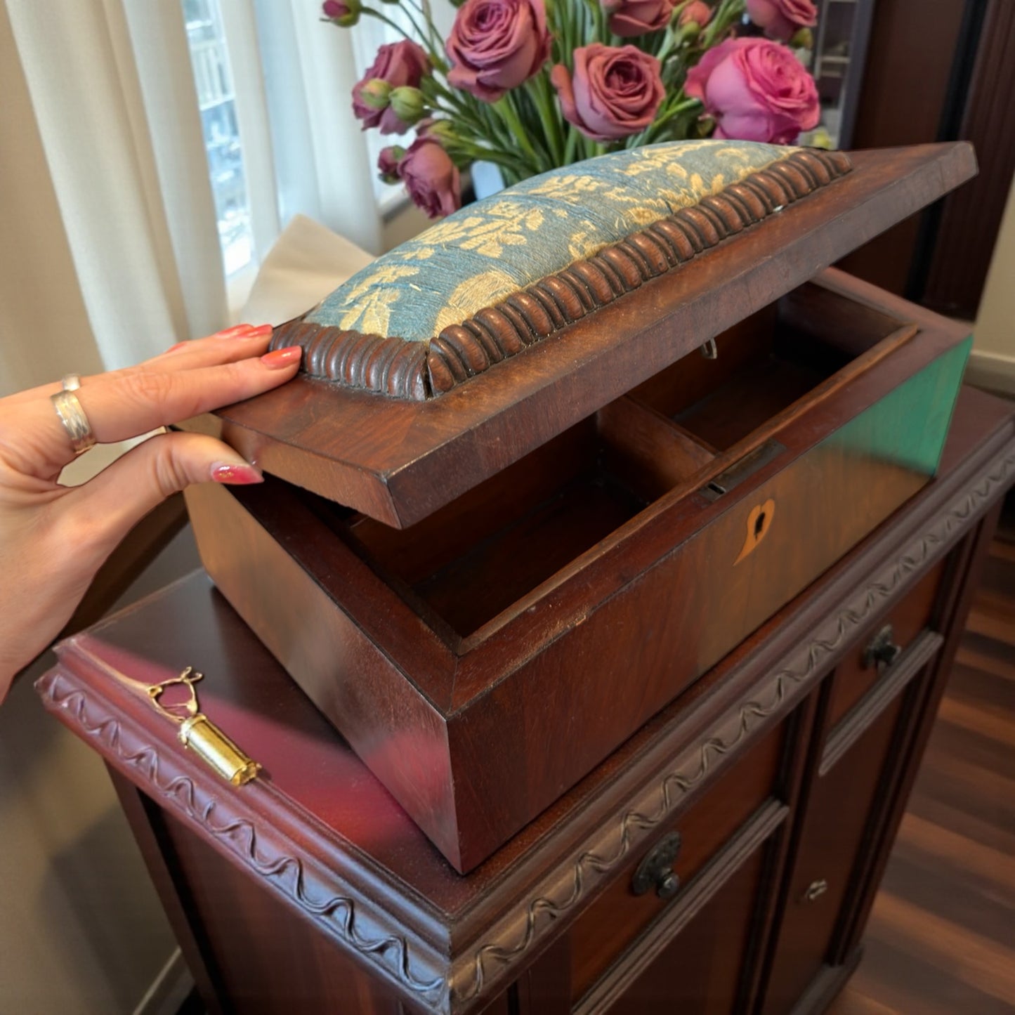 Antica scatola da lavoro femminile di fine ‘800 con cuscino superiore e doppio scomparto