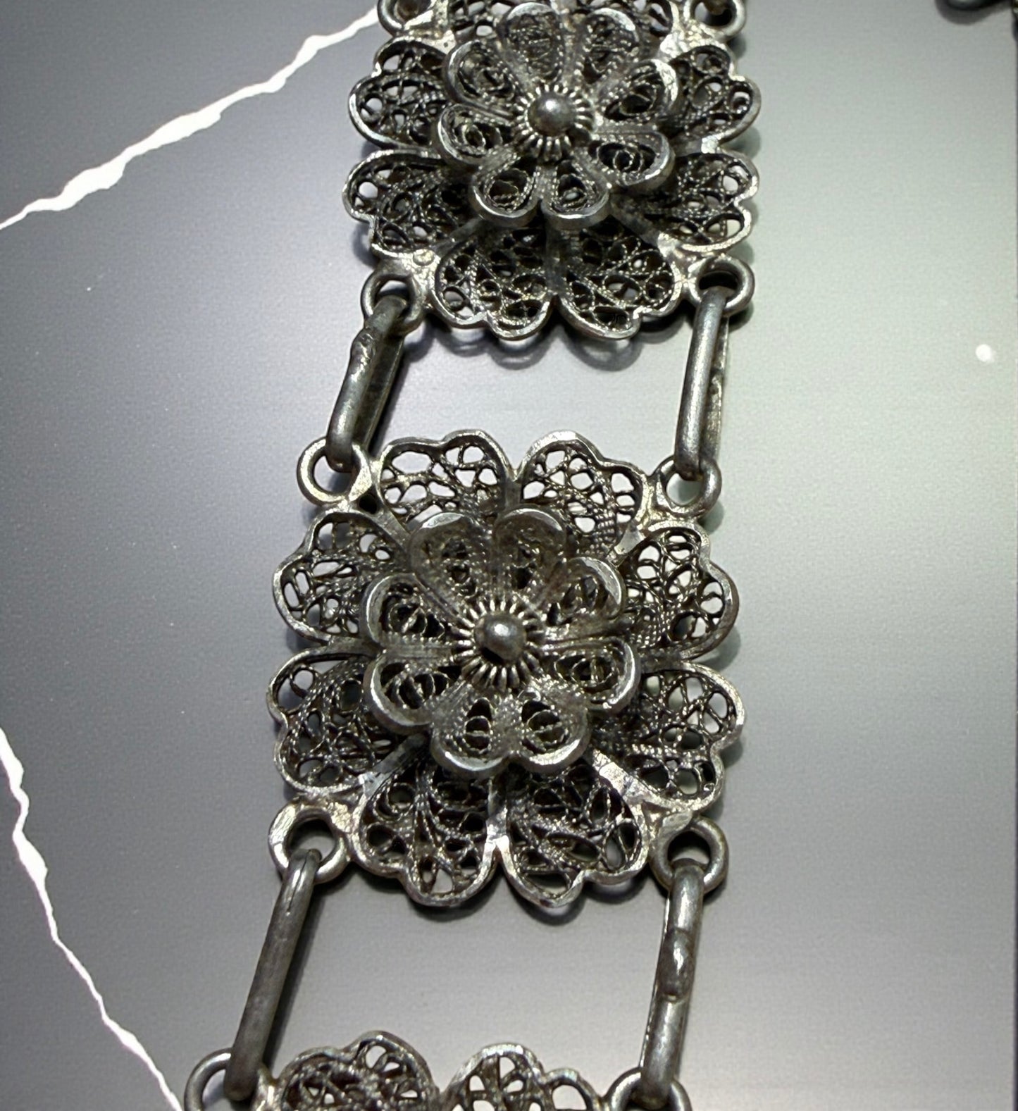 Antico bracciale, fine filigrana d’argento a motivi floreali, Dipartimento della Senna