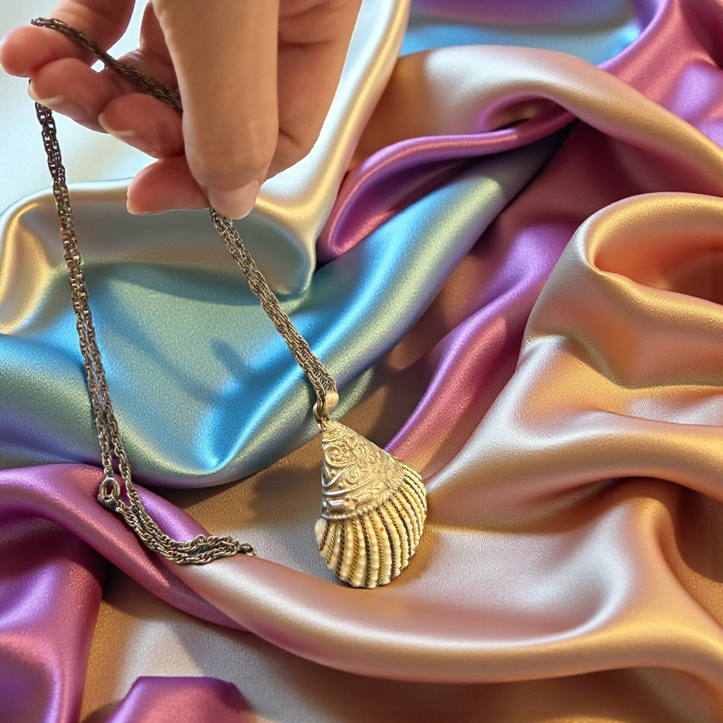 Collana etnica con pendente in vera conchiglia incastonata in cappuccio argentato