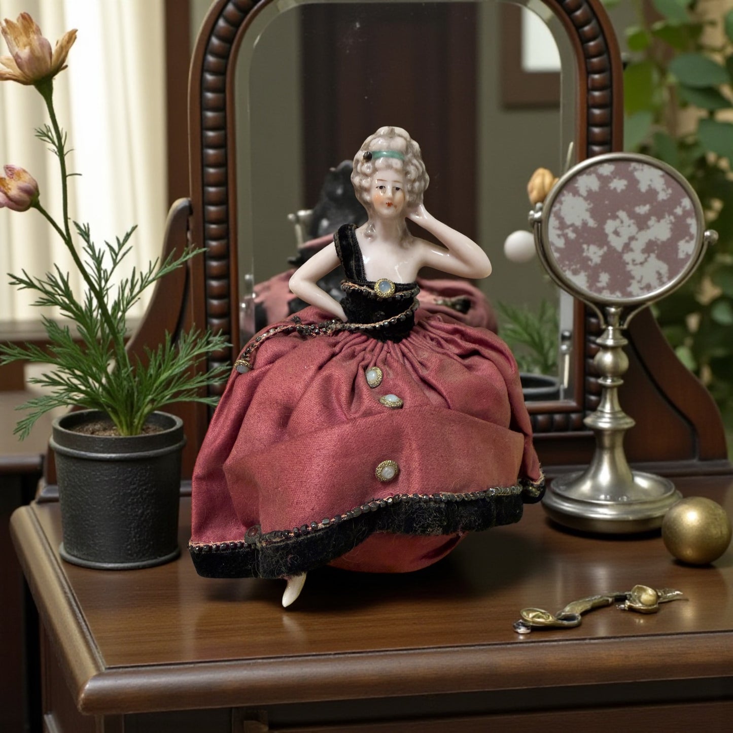 Half doll porta cipria anni ‘20 in splendide condizioni, completa di gambe e contenitore per piumino