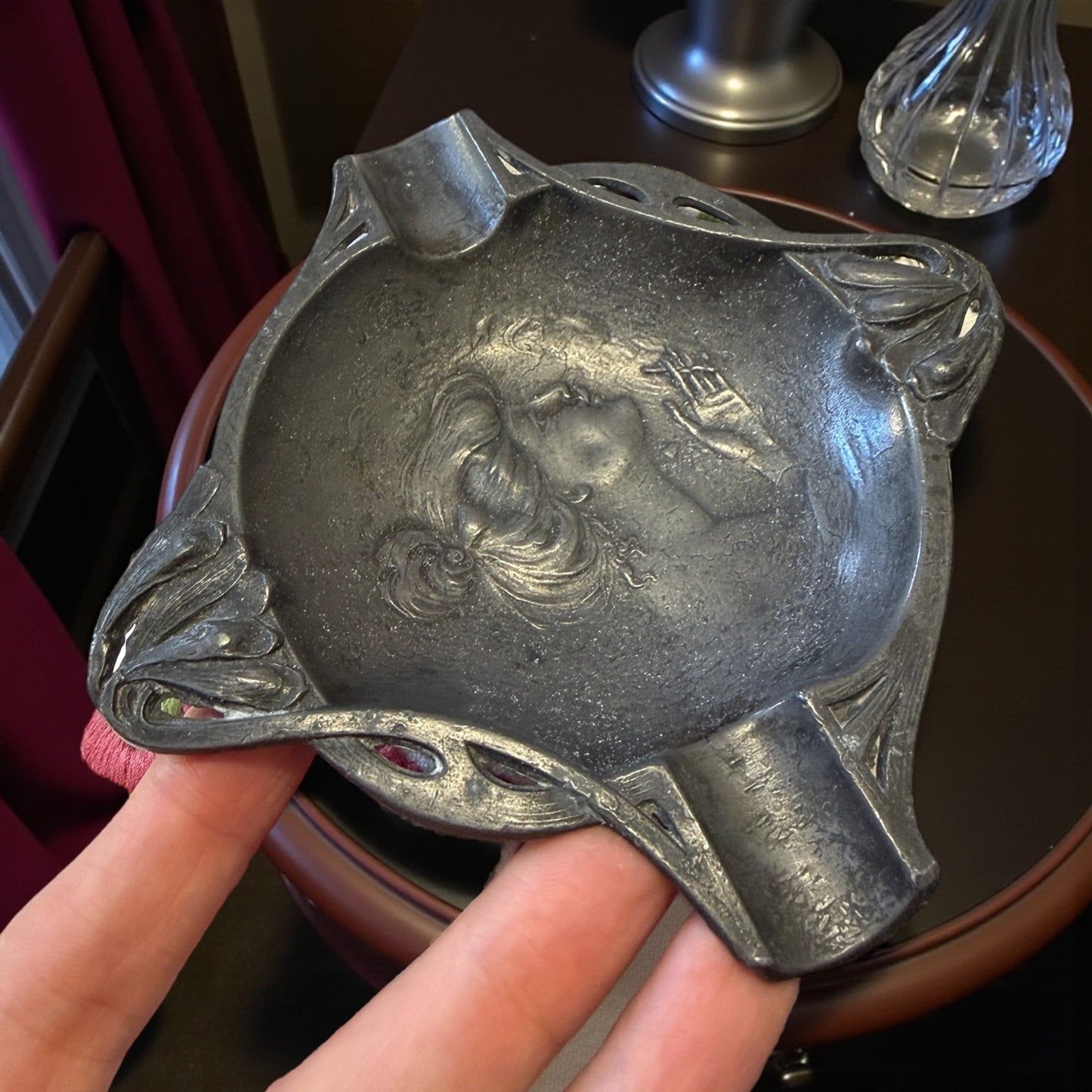 Posacenere Art Nouveau con ritratto di femme nouvelle alla Mucha, primi ‘900