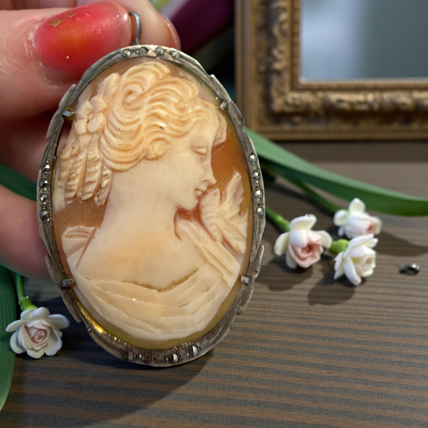 Cammeo su conchiglia finissima montato in argento 800 e marcasiti, doppio uso, prima metà ‘900