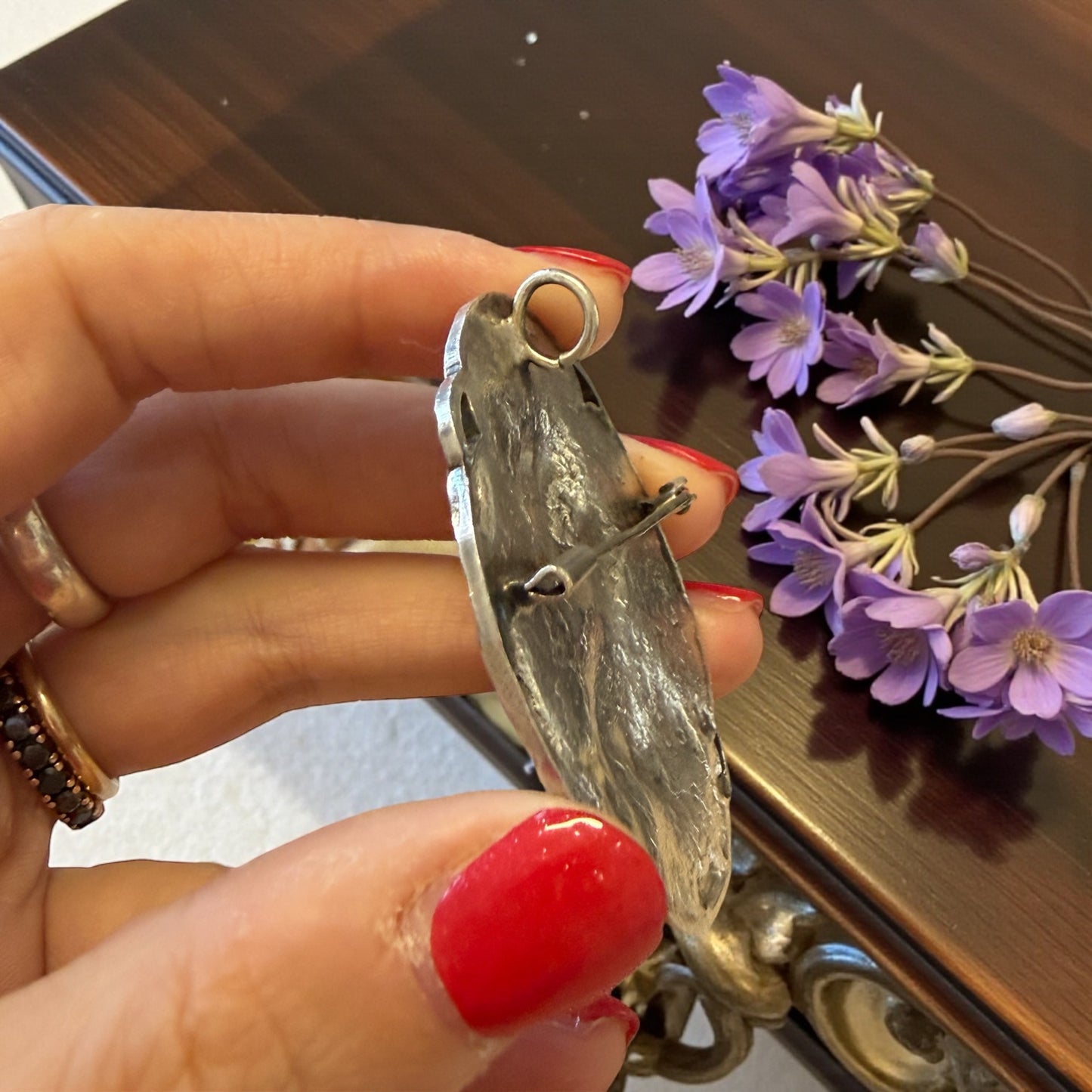 Pendente-spilla Art Nouveau I metà scorso secondo, volto di donna alla Mucha in Viola del pensiero