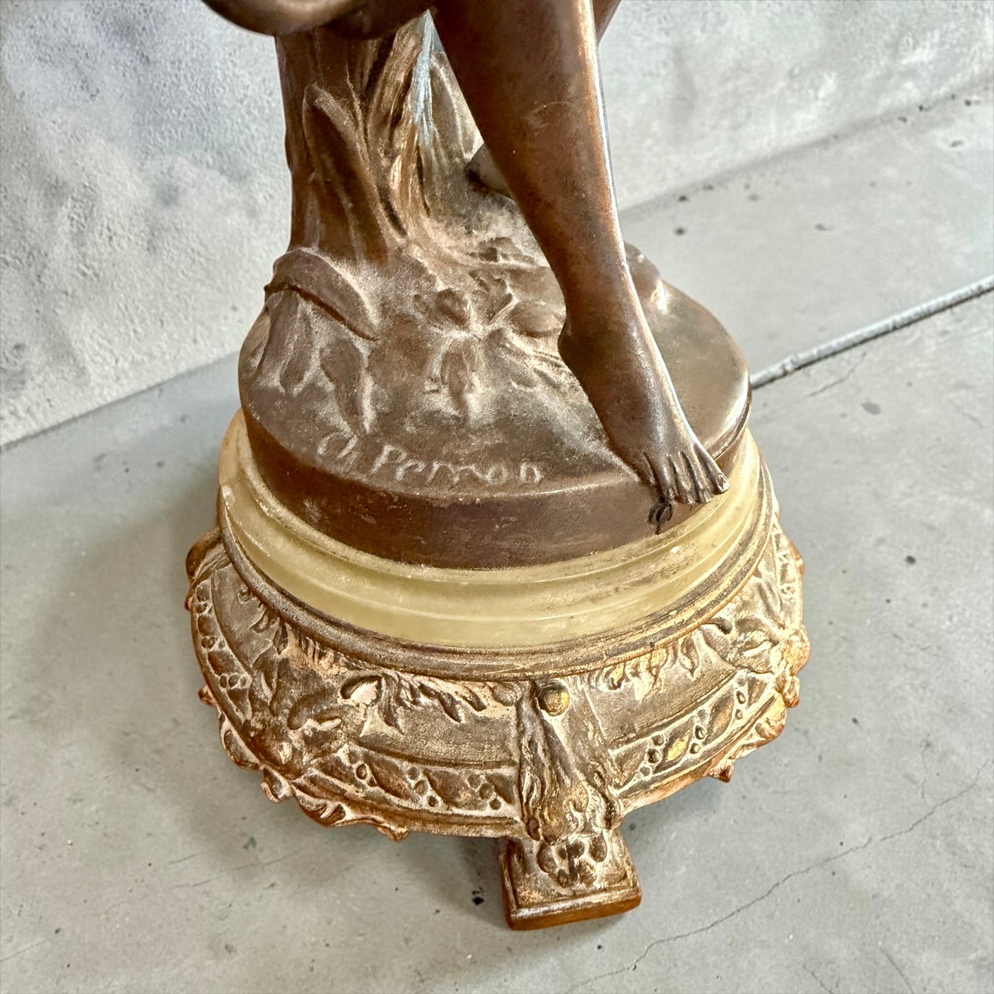 Antica scultura su basamento firmata Perron, 1900, titolo “Hésitation”