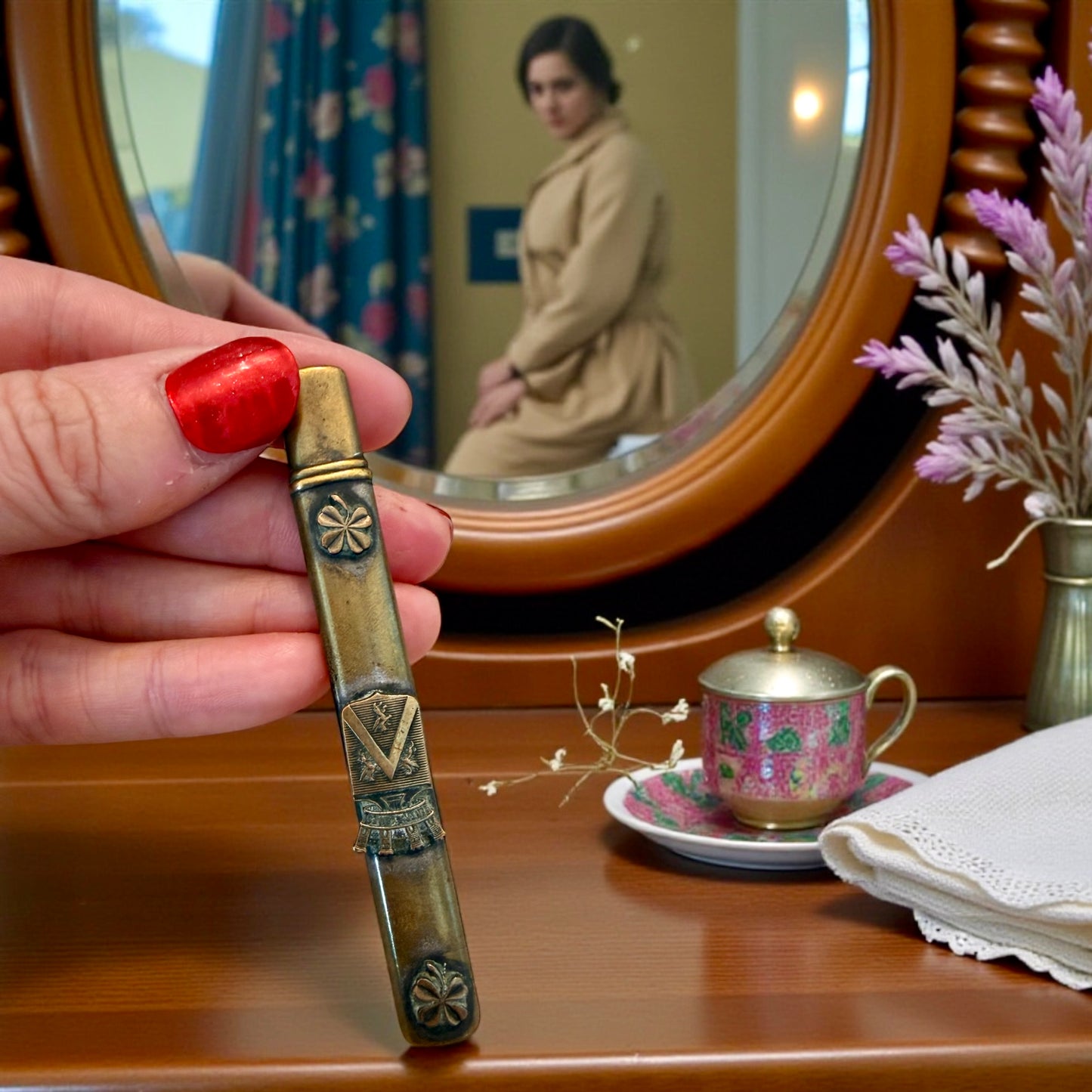 Spettacolare gancio allaccia guanti in custodia nobiliare