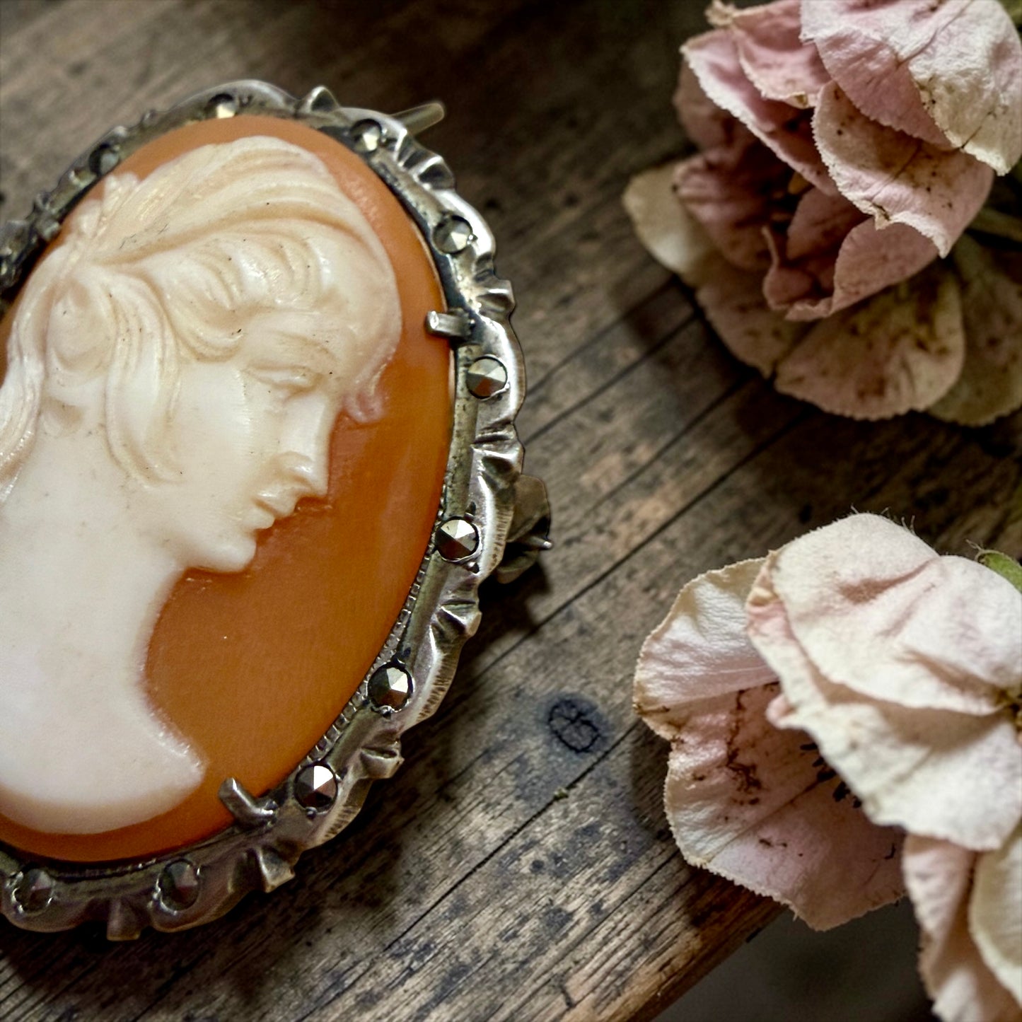 Antico cameo con cornice in argento e marcasiti, doppia funzione pendente / spilla anni 30