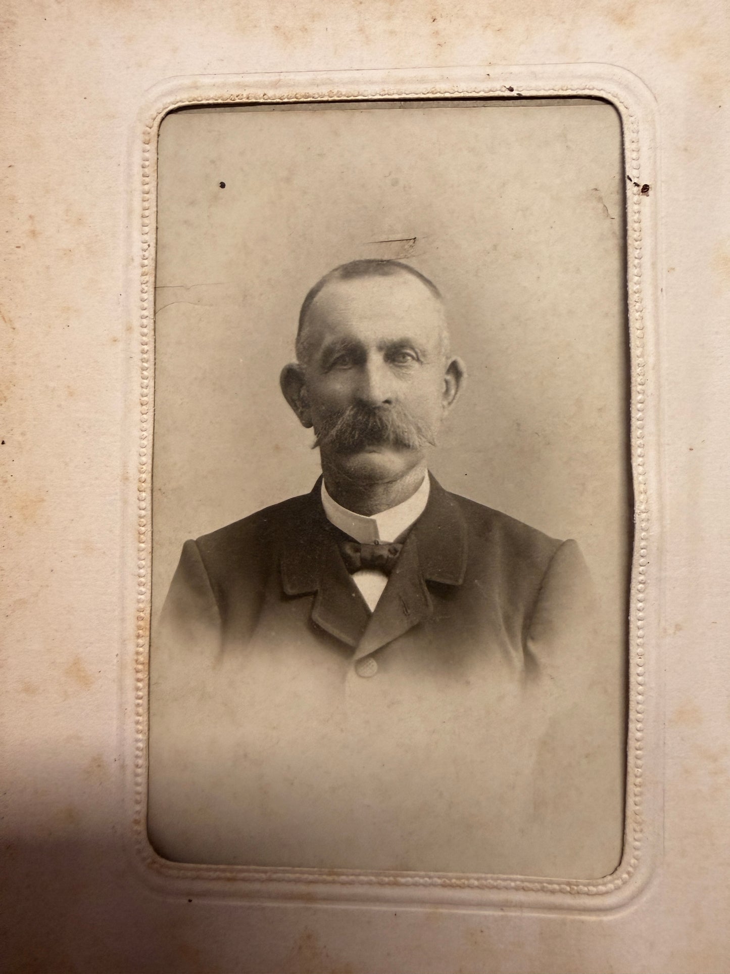 Antico album gothic revival 1895-1905 ca con 17 antichi ritratti