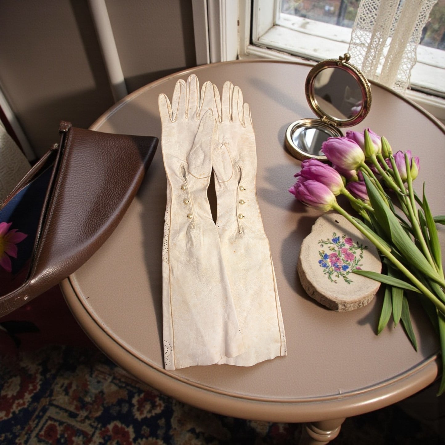 Antichi guanti al gomito in pelle traforata con bottoniera perle, anni ‘40 completi di originale busta Beckering