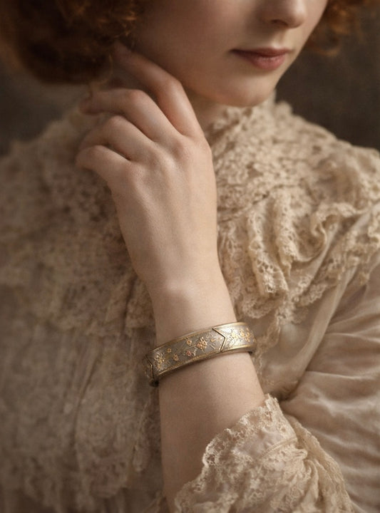Bracciale in argento massiccio antico, fine ‘800 primo ‘900 con fiori placcati oro