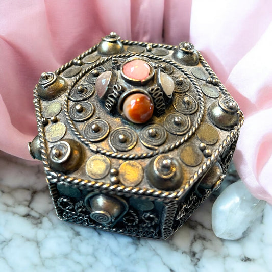 Scatolina esagonale porta amuleto, artigianato indiano anni 70