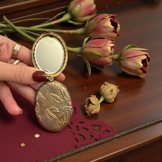 Pendente con specchio e vano in argento, da Chatelaine, art Nouveau con crisantemi