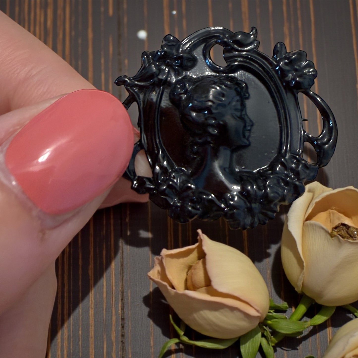 Spilla “di vedovanza” in lega nero profondo, liberty I WW