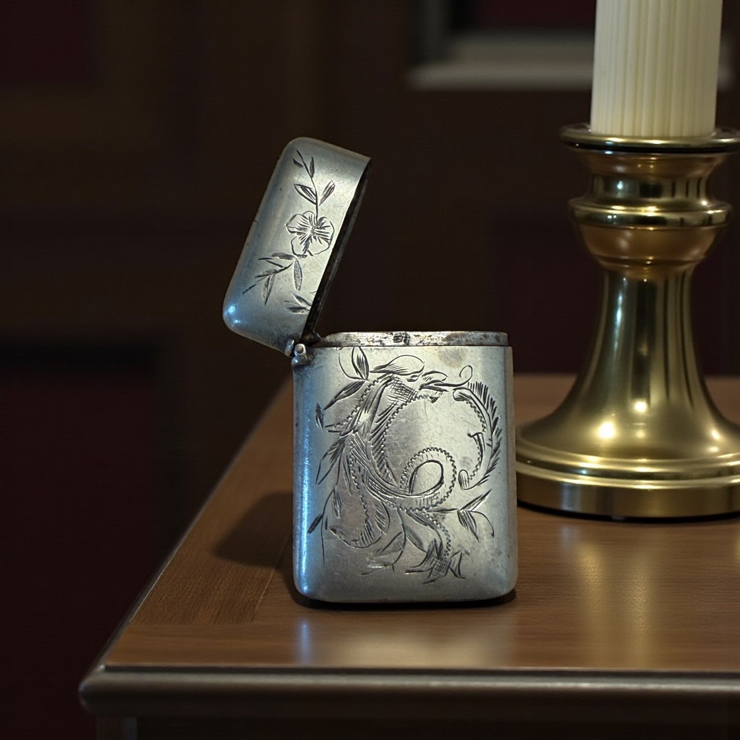 Vesta case giapponista con dragone inciso, 1890-1910