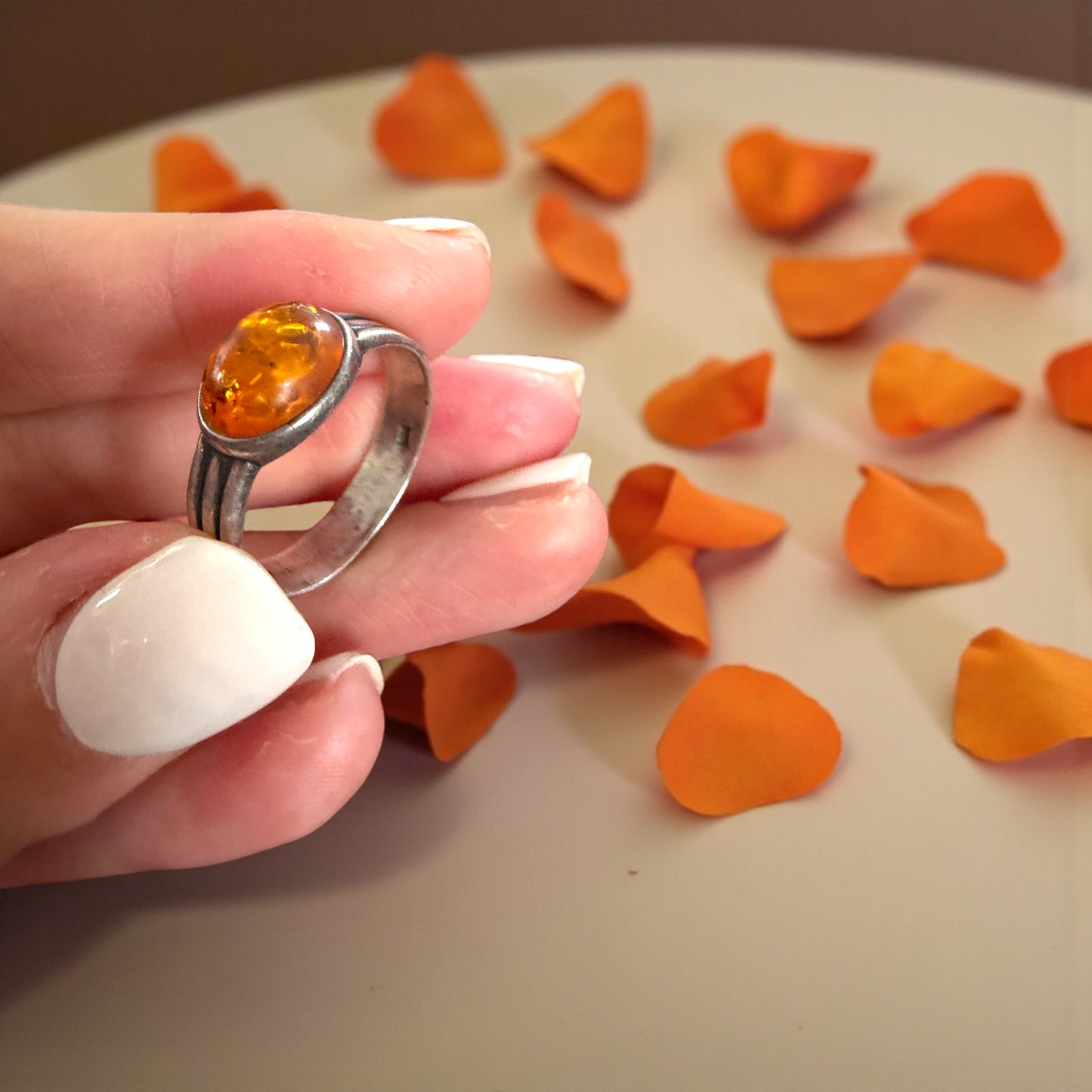 Anello in argento ed ambra baltica, ca anni 70-80