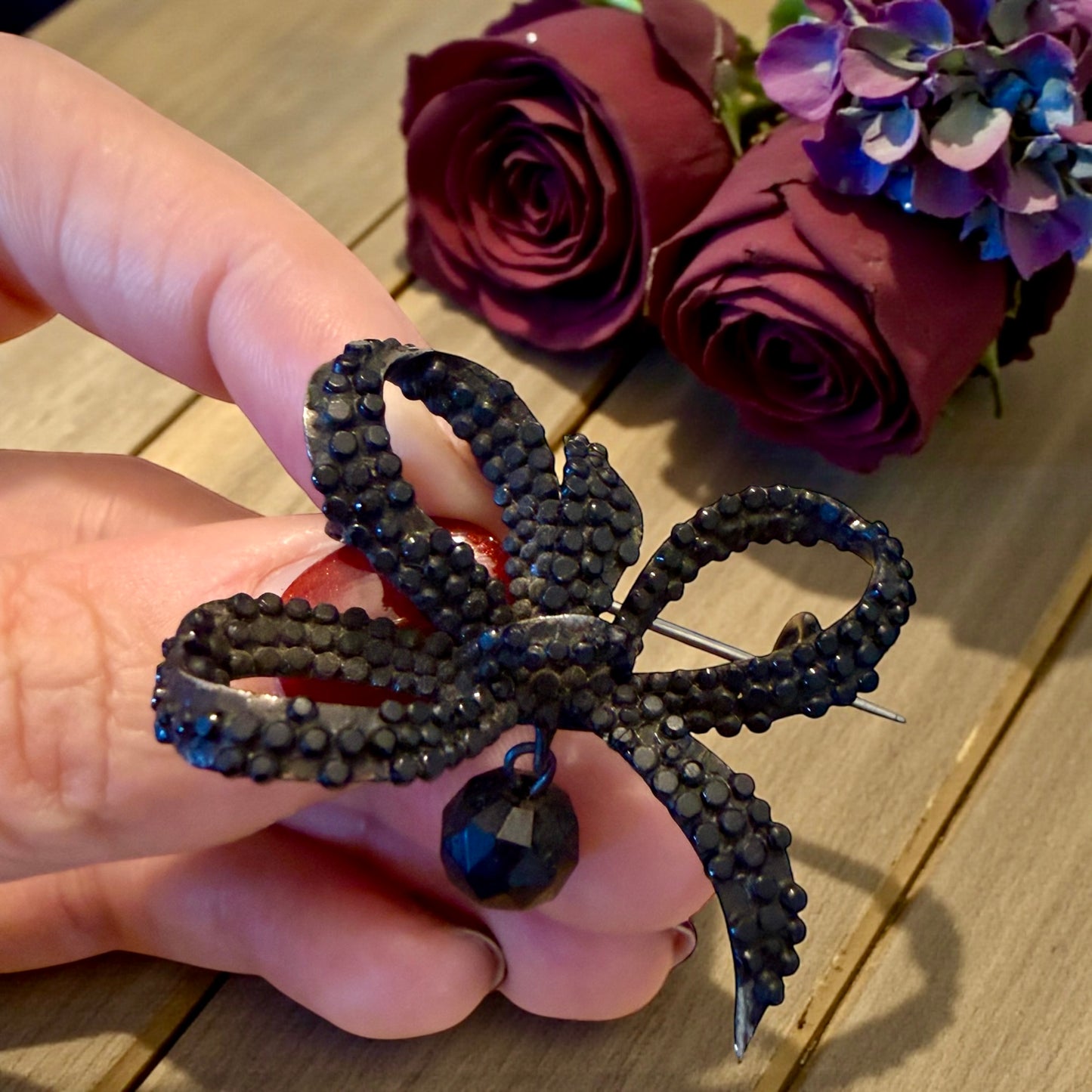 Antica spilla vittoriana da lutto fine ‘800 con nodo a tre anse e vetro sfaccettato