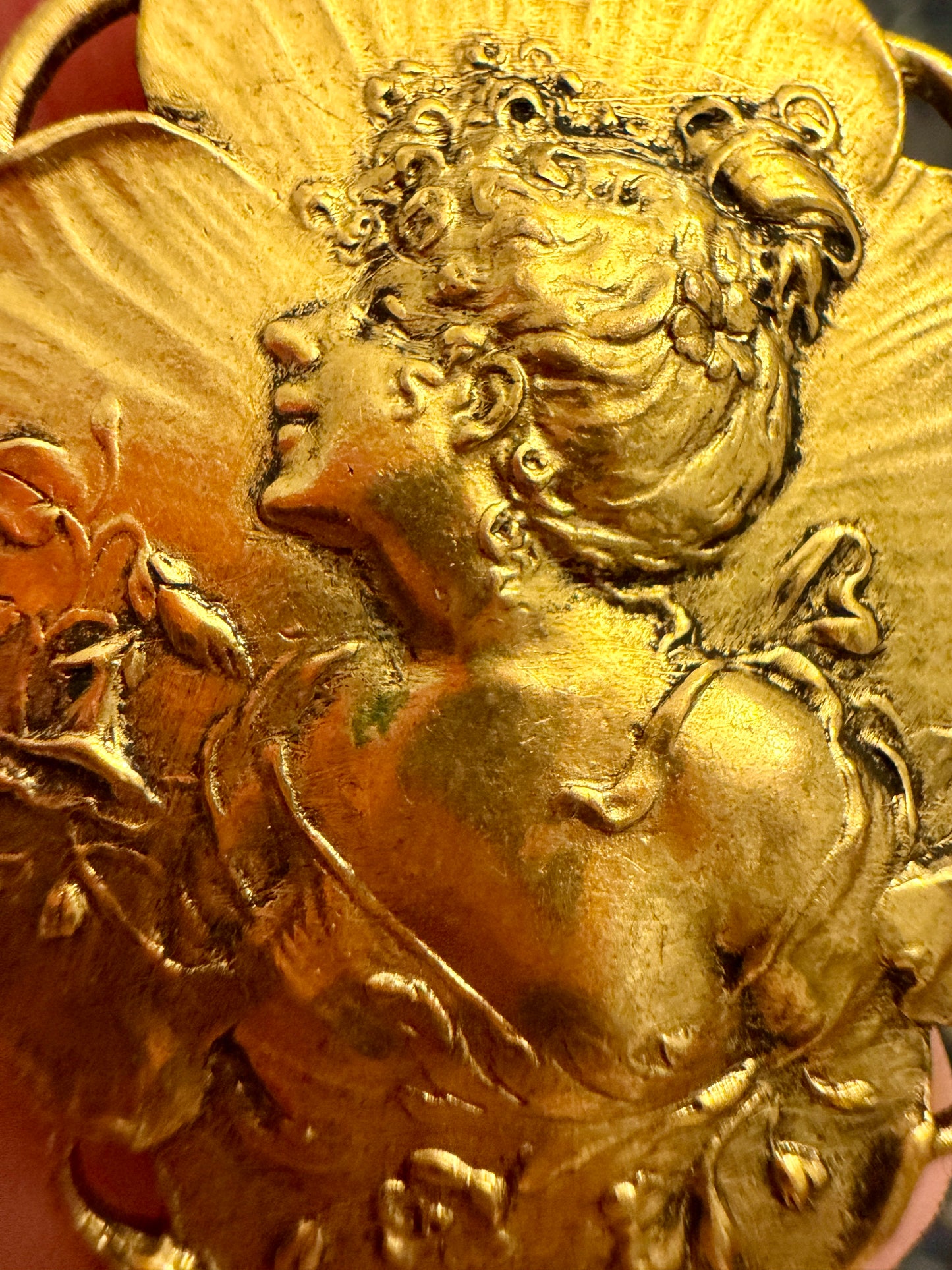 Spilla Art Nouveau dorata con archetipo di donna primissimo ‘900