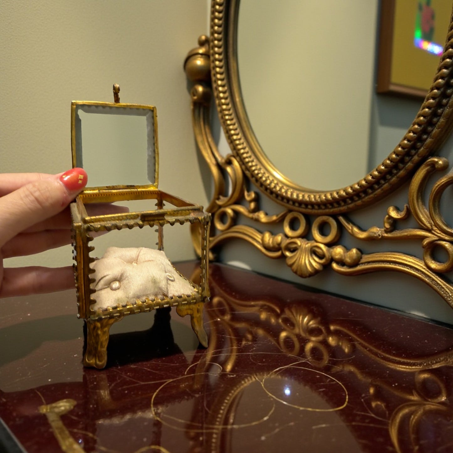 Scrigno portagioie in ottone e vetro bisellato con cuscino seta capitonné