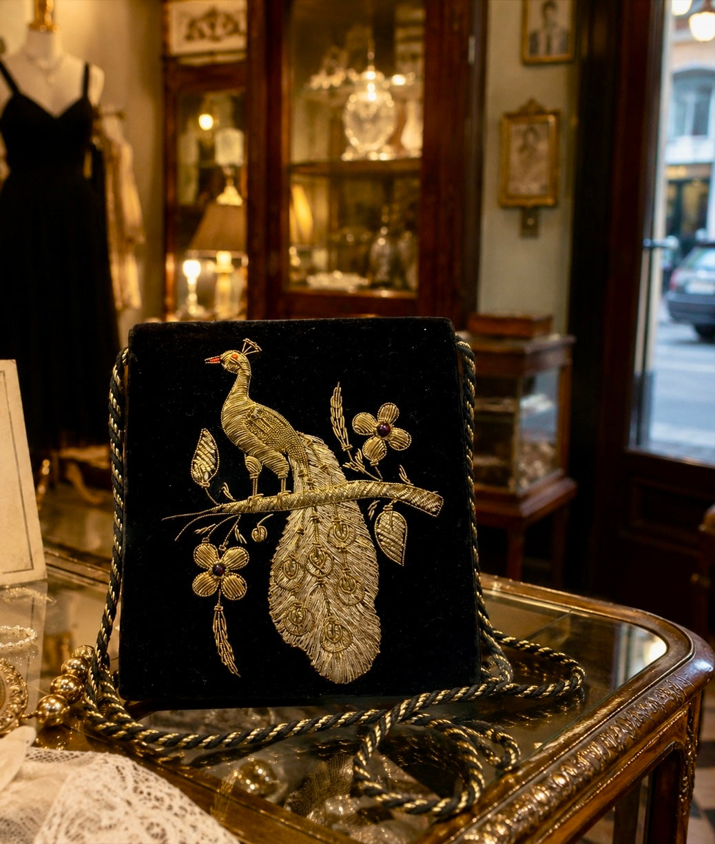Borsa gioiello in velluto con pavone ricamato in canutiglia, anni ‘50-‘60