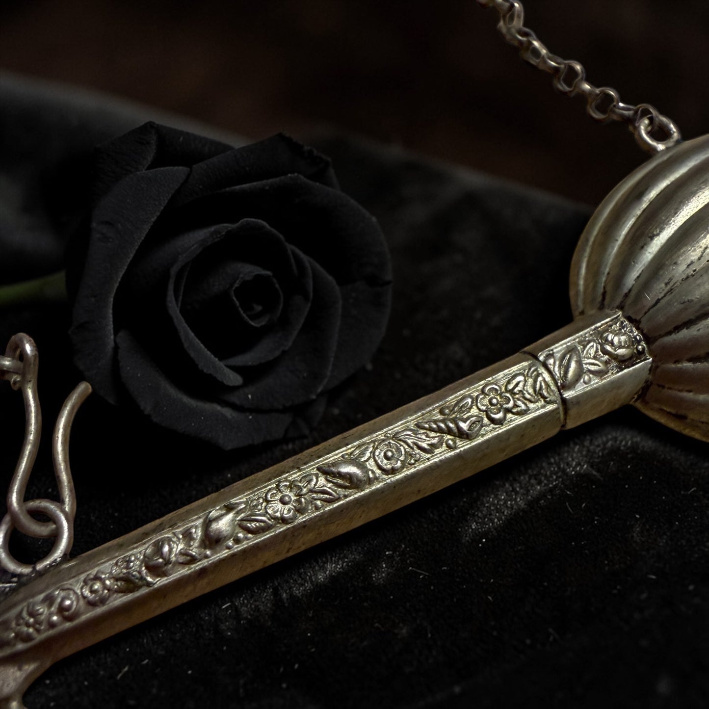 Antica chatelaine in argento da sarta, pezzo molto raro con porta aghi a guisa di liuto, fine ‘800 - primo ‘900