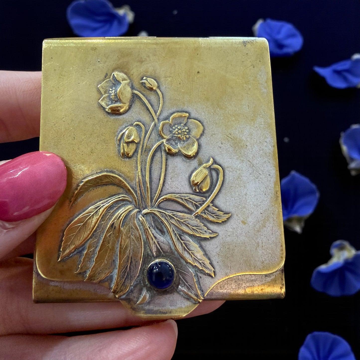 Antico Vesta Case con decoro Art Nouveau e cabochon blu