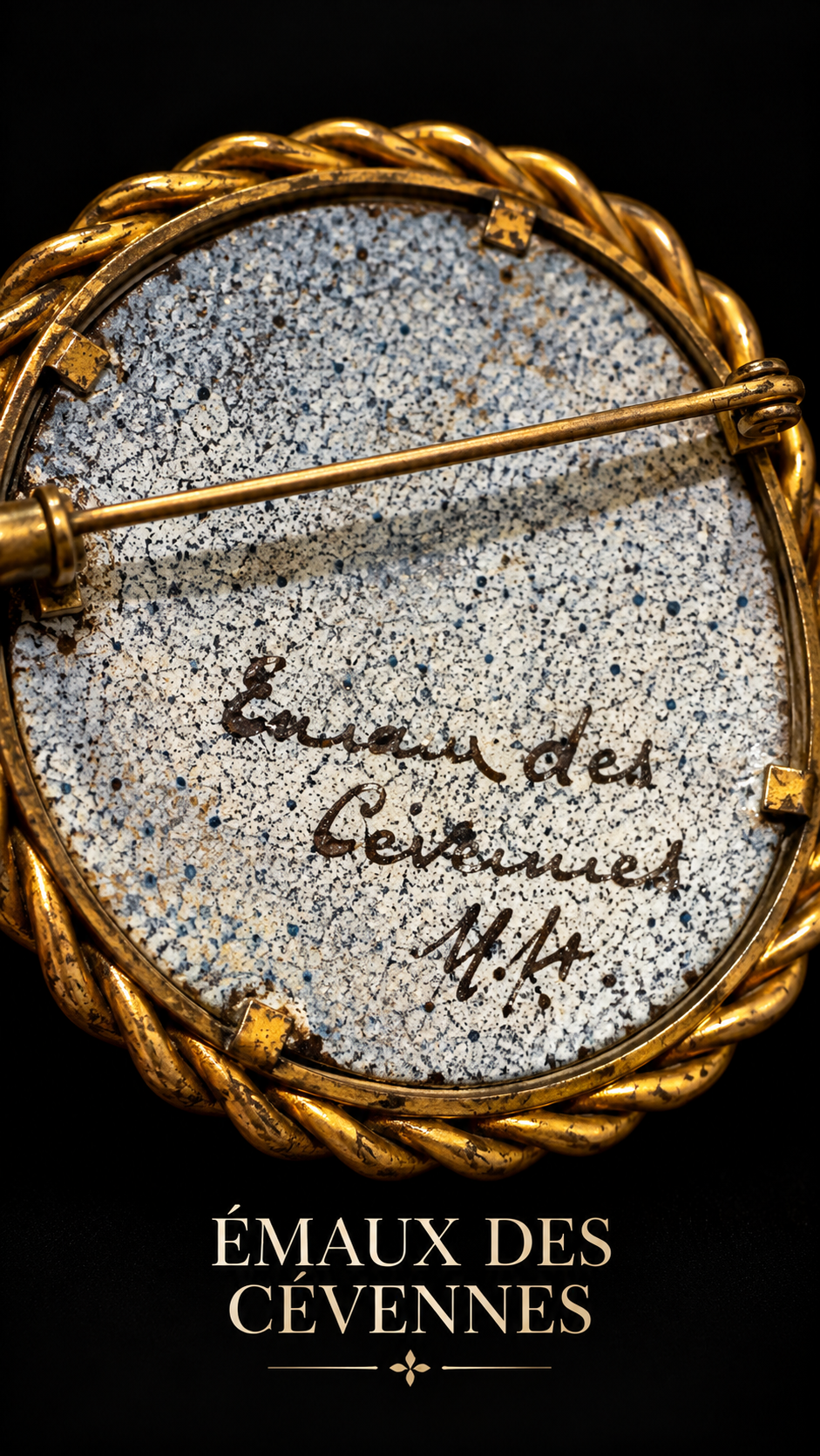 Antica grande spilla con smalti di Cevennes su ceramica